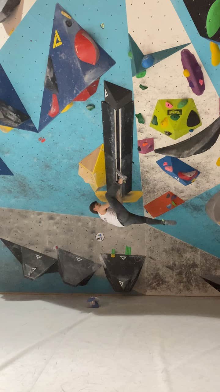 ドメン・スコフィッチのインスタグラム：「New year, new skill ✅😄 @wide_boyz I hope you’re proud of me 😜 I had awesome time with @sloveniaclimbing on our first team training in @plusclimbing  . Thanks for the video @gorazdhren 🙏🏻 . @redbull #givesyouwings @redbullsi @adidas @adidasterrex @fiveten_official @pazi.to #zavarovalnicatriglav @postanivojak #slovenskavojska @climbing_ranch」