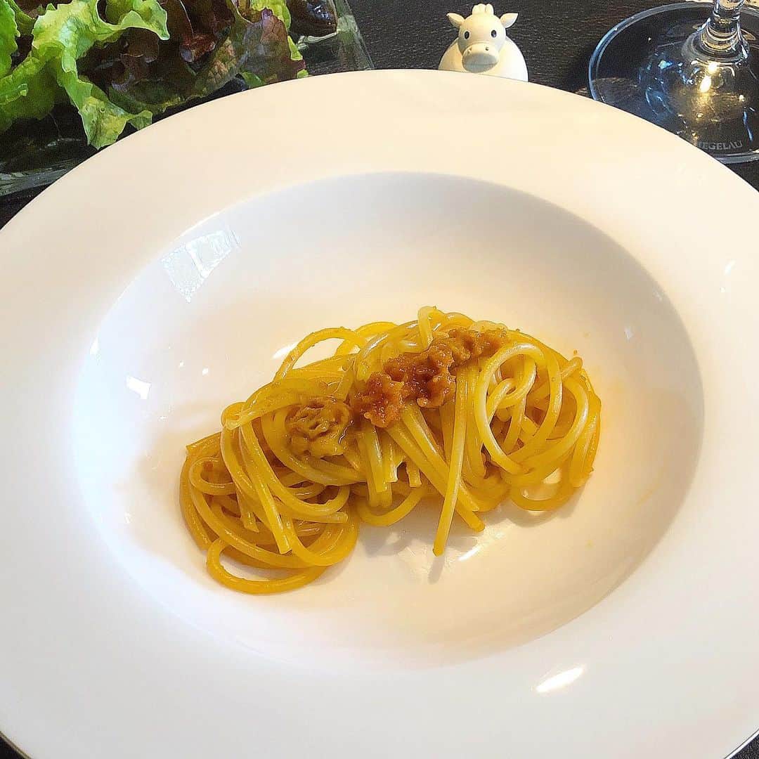榊山敬代のインスタグラム：「🌊﻿🍝…  ・ 2021年がはじまりましてから １０日が経ちましたけれども  お正月にいただいた ランチ模様の画像を  忘れていましたので記録  この日は昨年にいただきました 雲丹の瓶詰めでウニパスタの巻  もったいないので いつたべようかな  ということで  お正月期間に ありがたくと  いただいたのでした  今年もおうちパスタ 楽しむ一年の予感也  #ごちそうさまでした 🙏  ・ ・　　　 ・ ・ #おうち大好き #enjoyhome ・ ・ ・  #おうちランチ #お正月 #頂き物 #うに #雲丹 #瓶詰め #sea​​urchin #海の恵み #ランチ #lunch #ワイン #wine #パスタ #おうちごはん  #おつまみ　#pasta #food#seafood #artist #cooking  #日本画家 の #お料理こんなもん」