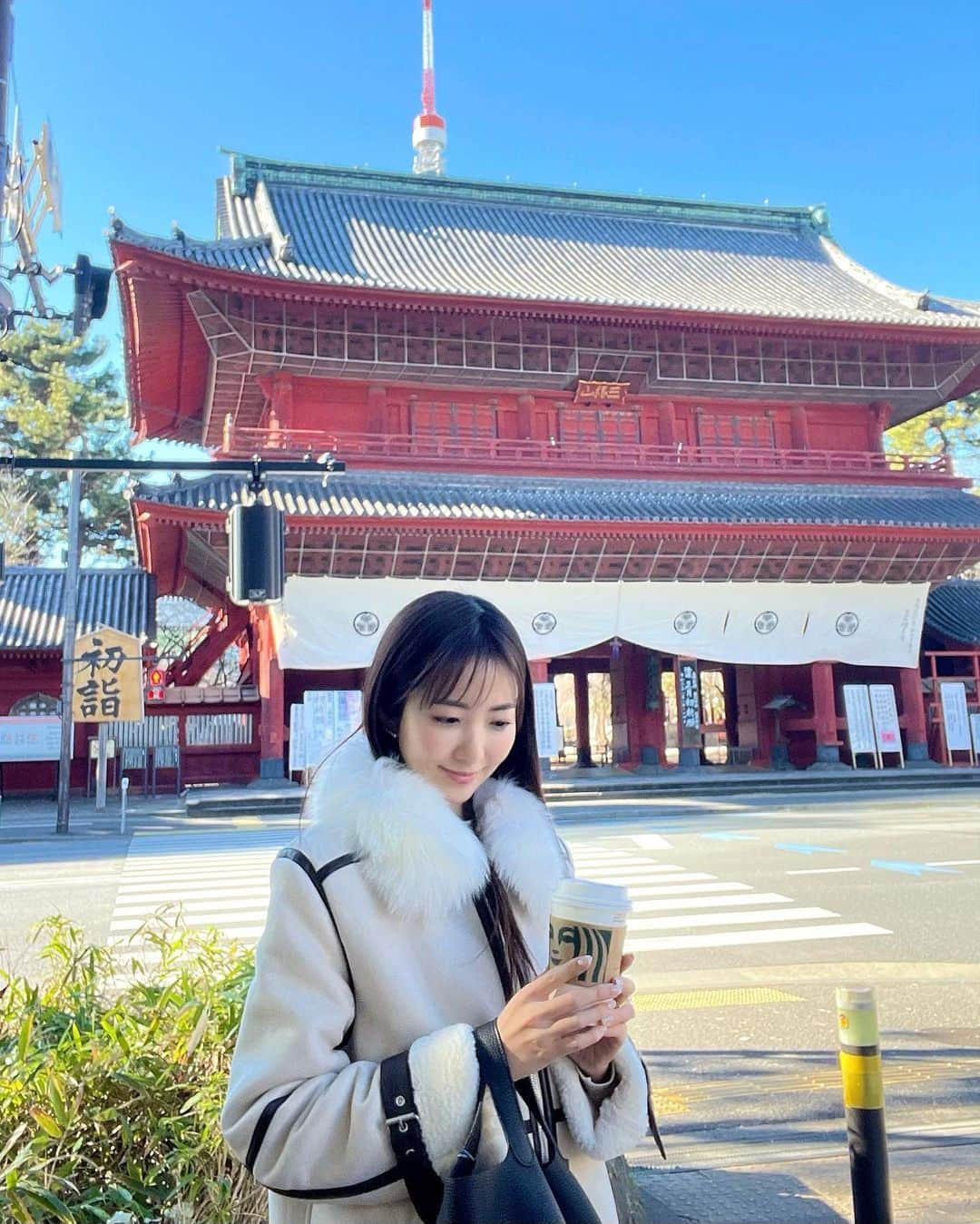 松本あゆ美のインスタグラム：「. 増上寺と芝大神宮に初詣へ⛩✨ . 雲ひとつない青空。 清々しい気持ちでお参りできました✨ . . #初詣 #初詣2021 #増上寺 #芝大神宮  #zojoji #shibadaijingu #神社巡り #お寺巡り  #気象予報士 #セントフォース #お天気お姉さんの日常」