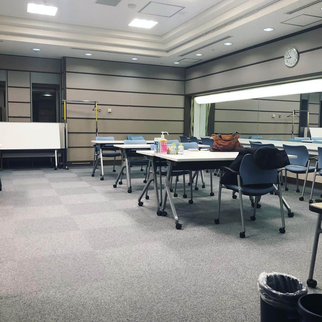 岡田育のインスタグラム：「caption: a waiting room (only for me) at the major TV company was much larger than our apartment. . 本番前に「このあとすぐ」って投稿しようと思って忘れてたTBSの控室の模様です。写りきらなかったスペースがこの倍あって、NYの部屋よりデカい。」