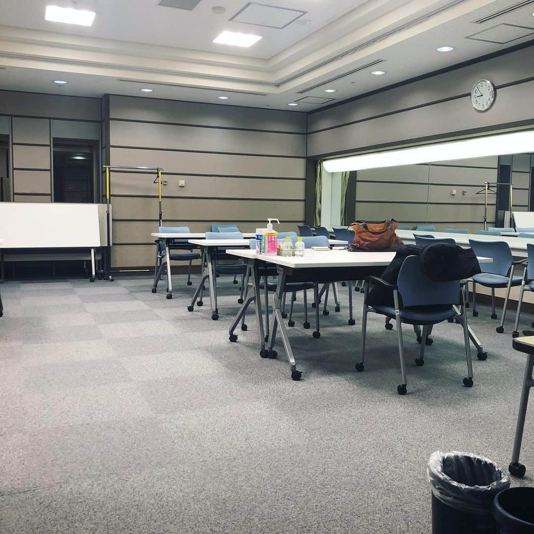 岡田育さんのインスタグラム写真 - (岡田育Instagram)「caption: a waiting room (only for me) at the major TV company was much larger than our apartment. . 本番前に「このあとすぐ」って投稿しようと思って忘れてたTBSの控室の模様です。写りきらなかったスペースがこの倍あって、NYの部屋よりデカい。」1月10日 23時21分 - okadaic