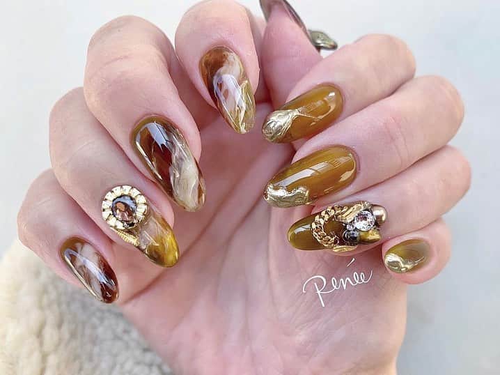 ネイルサロンレネのインスタグラム：「﻿ ﻿ 𝒟𝑒𝓈𝒾𝑔𝓃 𝒷𝓎 𝒪𝒦𝒜𝑀𝒪𝒯𝒪 🦫💐﻿ ➠ @renee_maiokmt.1030 ﻿ ﻿ ﻿ 遅ればせながら 2021 新年﻿ あけましておめでとうございます🐄🎍﻿ ﻿ 去年もたくさんお世話になりました🙏✨﻿ 関わって下さっている皆様、﻿ 今年もよろしくお願いします🥰🤍﻿ ﻿ 先日えべっさんに行ったら﻿ @renee_mai.213 川崎さんと 同じ番号の✨大吉✨﻿ ﻿ 今年も素敵な1年にしていきます☺️💪✨﻿ ﻿ ﻿ デザインは埜藤さんのインスタから✨﻿ ﻿ アシメントリーなニュアンスデザイン🟢✨﻿ ﻿ ﻿ ﻿ ⇩🎉news🎉⇩﻿ ﻿ 2020年11月14日(土)﻿ nailsalon Renée 梅田本店﻿ BEAULAND Ashiya 芦屋店﻿ に続き3店舗目となる﻿ Renée les deux(レネレドゥ)﻿ 梅田2号店オープン！！！﻿ ﻿ ﻿ nailsalon Renée®︎﻿ ￣￣￣￣￣￣￣￣﻿ TV.メディア出演﻿ スタッフ全員資格保持者﻿ カラー300種類以上﻿ パーツ1000種類以上﻿ 雑誌掲載デザイン多数﻿ ﻿ ﻿ ﻿ ▫︎Renée梅田本店﻿ 【open-close】10:00〜21:00﻿ 【定休日】不定休﻿ 【add】大阪市北区堂山町15-23-908﻿ ﻿ ▫︎Renée les deux梅田店﻿ 【open-close】10:00〜21:00﻿ 【定休日】不定休﻿ 【add】大阪市北区堂山町15-23-1003﻿ ﻿ ▫︎Renée by Beauland Ashiya芦屋店﻿ 【open-close】10:00〜21:00﻿ 【定休日】不定休﻿ 【add】芦屋市業平町6-11 Ashiya grotto 302﻿ ﻿ ﻿ ﻿ ﻿ ▶︎▶︎▶︎初回クーポンご利用頂けます﻿ ￣￣￣￣￣￣￣￣￣￣￣￣￣￣￣￣﻿ ご予約はプロフィールTOPのリンク内﻿ URLをご利用下さい。﻿ ﻿ ﻿ ﻿ メニューに迷った方やご相談は…﻿ ﻿ 　　🤍Renée公式LINE🤍﻿ ─────────────﻿  【@bos7903t】←※@から入力🔍﻿ ﻿ ﻿ ﻿ #nailsalonrenee#ネイルサロンレネ﻿ #大阪ネイルサロン#梅田ネイルサロン﻿ #芦屋ネイルサロン #神戸ネイルサロン ﻿ #美甲 #네일 #젤네일 #네일아트﻿ #nail #nails #gelnail #gelnails ﻿ #naildesign #naildesigns ﻿ #nailart #nailstagram #nailfashion ﻿ #nailfie #ロングネイル #ニュアンスネイル #ベージュネイル #おしゃれネイル #ラメネイル #スクエアネイル #シンプルネイル #ワンカラーネイル #お洒落 #ミラーネイル」