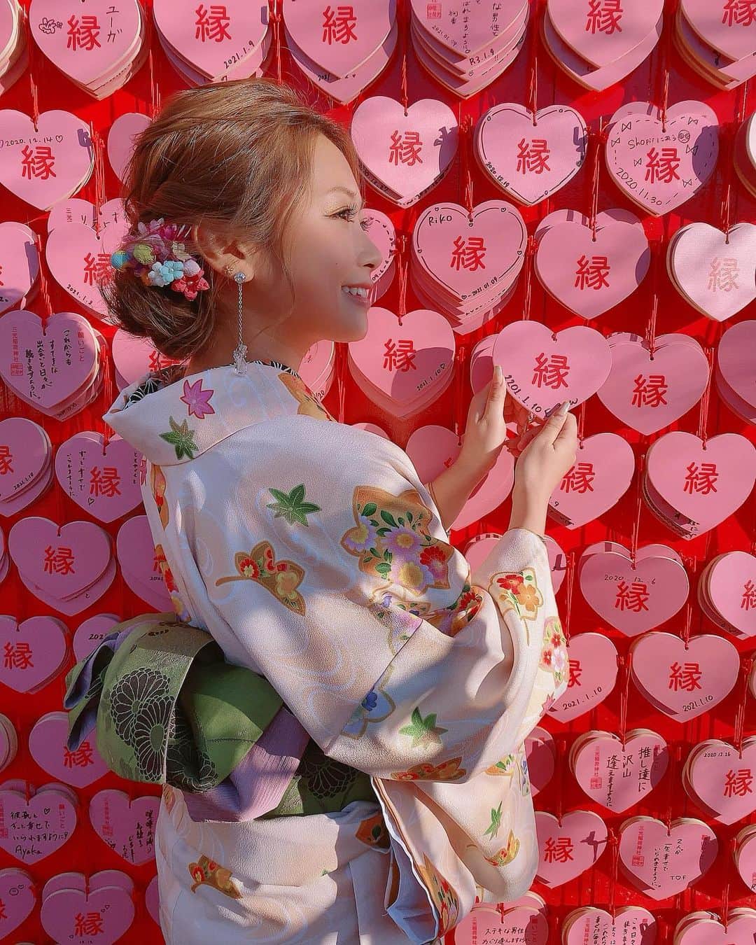 IORIのインスタグラム：「・ 2020年ありがとうございました❤︎ ・ 2021年も楽しく伸び伸びと生きていきたいでちゅ🐮🎍 何卒よろしくお願いします❤︎ ・ ちなみに絵馬には 『世界平和』って書きました！ コロナ治りますように...🙏 ・ ・ ・ #犬山#犬山城下町#着物#縁結び #キャバ嬢の休日 #ドレス#new#タトゥー#bee #名古屋#錦#錦3#シェリエ#GOLD#サロンドゴールド #salondegold#newドレス#キャバクラ#キャバ嬢#シャンパン#撮影#followforfollowback #likeforlike#キャバ嬢の日常」