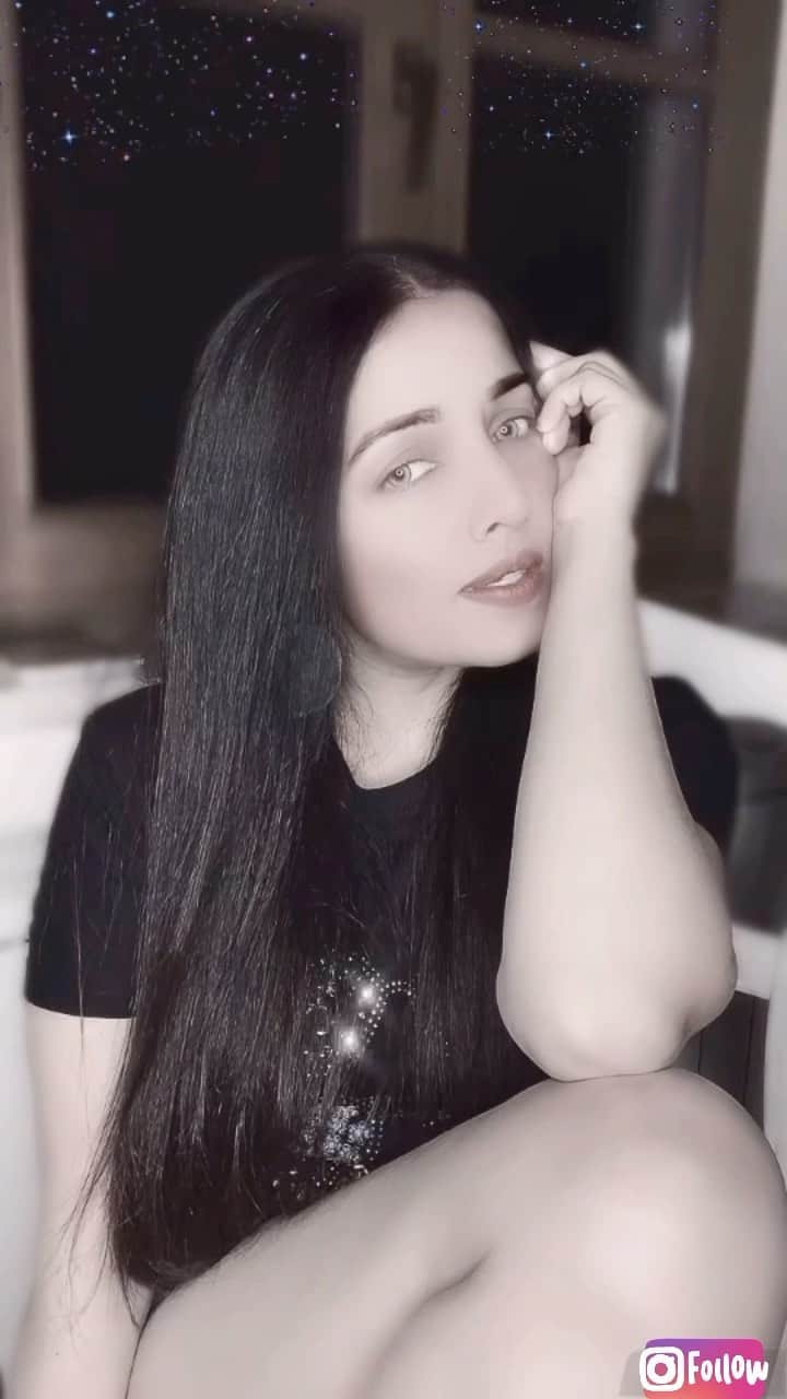 セリーナ・ジェイトリーのインスタグラム：「Timeless ... Agree ???   #retrostyle #celinajaitly #celinajaitley #celina #indianactress #bollywood #blackandwhite #beautyqueen #missindia #missuniverse #reels #instagramreels #actress #indian #oldsongs」