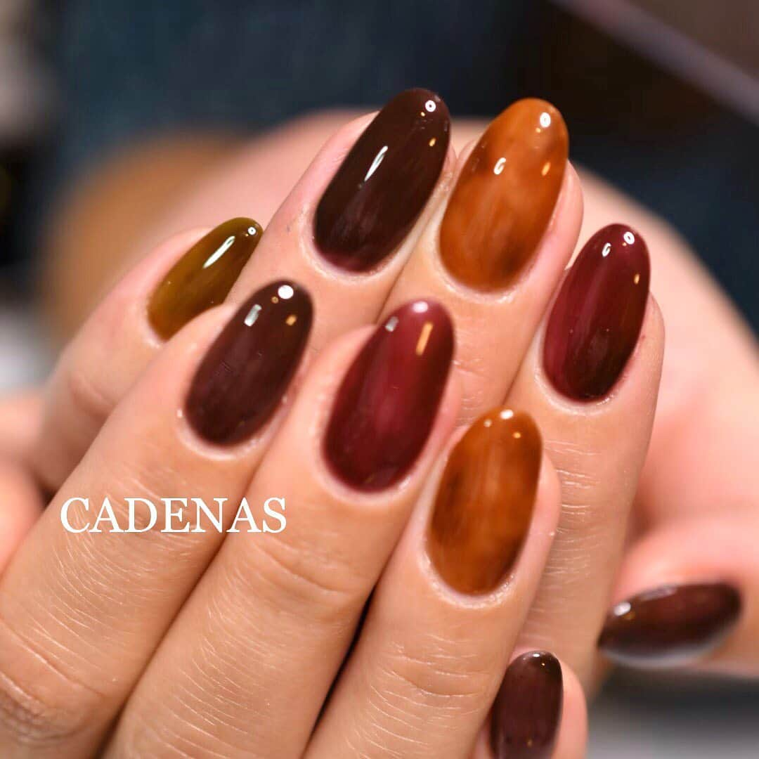 Yuka Maeda ::manicurelistさんのインスタグラム写真 - (Yuka Maeda ::manicurelistInstagram)「. . Salon data▼ ＝＝＝＝＝＝＝＝＝＝＝＝＝＝＝＝＝＝＝＝ . CADENAS -nail eyelash salon- ●Nail artist  @yuka.maeda  @yuki_cadenas ●eyelash　@cadenaseyelash  ゲストに愛と感動を…♡ . 【 LINE ＠cadenas 】 ご予約/お問い合わせはLINEよりお気軽に🤲 ▶︎▶︎#cadenasnail デザインアップしてます♡  price…★⭐︎Instagram特別キャンペーン中⭐︎★ . 「インスタ見たよ👀」と LINEからご予約で特別プライス7500円！！ . ※ご新規様限定 ※キャラクターや特殊なエレメント等のみ 別途料金いただく場合ございます🙇🏻‍♀️ . . price…初回8000円（オフ込み） access…大阪市北区堂山町16-1  中崎町駅  徒歩5分 /  梅田駅  徒歩6分 . tel… 06-4792-8617 ＝＝＝＝＝＝＝＝＝＝＝＝＝＝＝＝＝＝＝＝ . . .  #中崎町ネイルサロン #梅田ネイルサロン #大阪ネイルサロン #関西ネイルサロン #インスタネイル #instanails #instanail #トレンドネイル #ネイルサンプル #シアーネイルデザイン  #ネイルブック #５色ネイル #ネイルチェンジ #今月のネイル #にゅーねいる #冬ネイル #ベッコウネイル  #ネイル大好き #赤ネイル #ネイル部 #女子力向上委員会 #女子力 #女子力ネイル #アートネイル #brownnails  #ニューネイル  #ナノソル #ナノソルcc  #ナノソル販売店大阪」1月10日 23時25分 - yuka.maeda