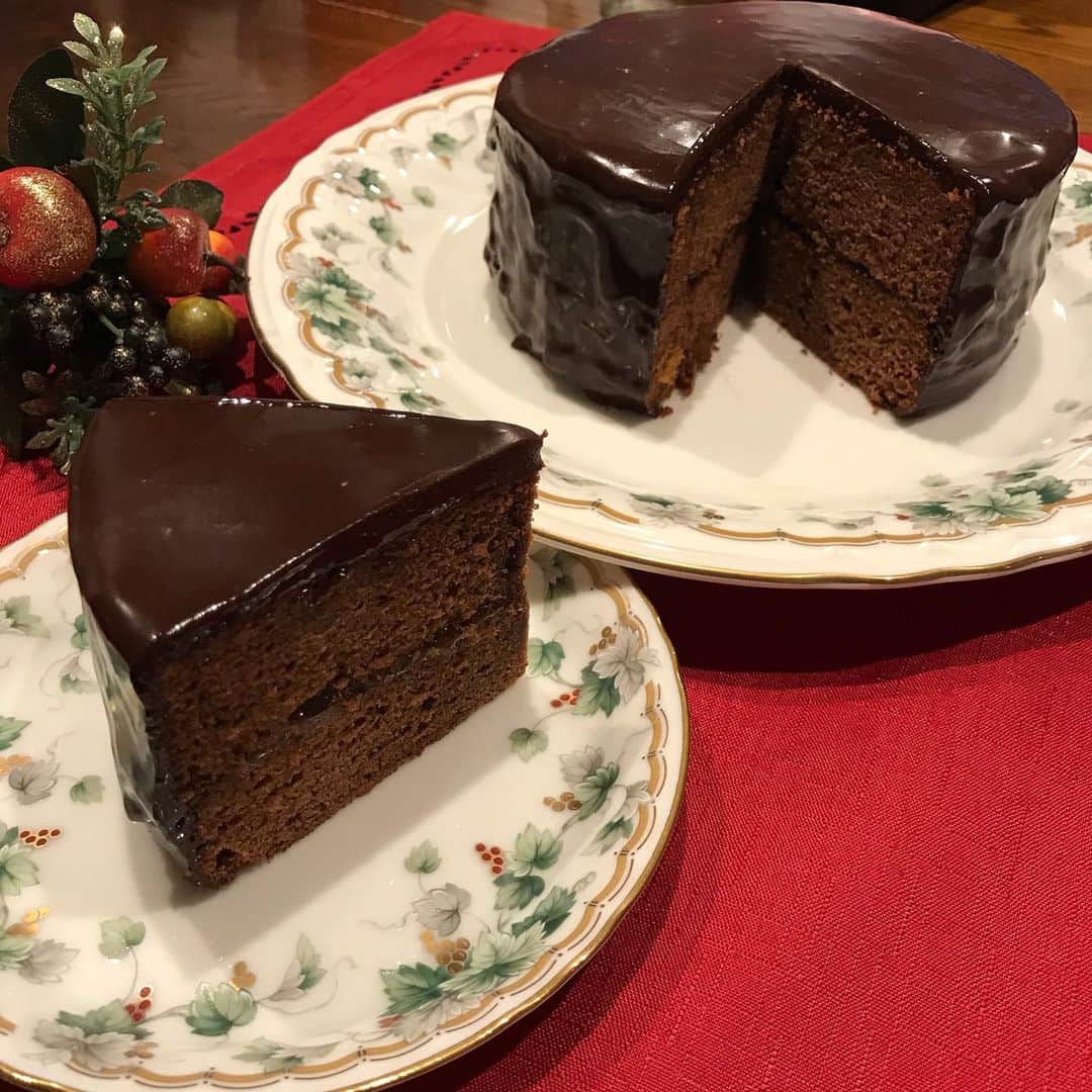 佐藤もも子さんのインスタグラム写真 - (佐藤もも子Instagram)「ザッハトルテ🍰🍫 オーストリアの伝統的なチョコレートケーキ🎂  初めて作ったよ〜❤️  思ってたよりも作りやすかったし グラサージュがドキドキして楽しかった〜😍💕 また作ろーっと♪  #お菓子作り　#おうち時間　#趣味　#好きなこと　#手作りお菓子　#ザッハトルテ　#チョコレート #チョコレートケーキ　#チョコ　#チョコ好きにはたまらない #グラサージュ　#バレンタイン　#sweets #cooking #chocolate #cake」1月10日 23時26分 - sato_momoco