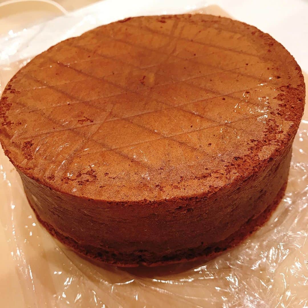 佐藤もも子さんのインスタグラム写真 - (佐藤もも子Instagram)「ザッハトルテ🍰🍫 オーストリアの伝統的なチョコレートケーキ🎂  初めて作ったよ〜❤️  思ってたよりも作りやすかったし グラサージュがドキドキして楽しかった〜😍💕 また作ろーっと♪  #お菓子作り　#おうち時間　#趣味　#好きなこと　#手作りお菓子　#ザッハトルテ　#チョコレート #チョコレートケーキ　#チョコ　#チョコ好きにはたまらない #グラサージュ　#バレンタイン　#sweets #cooking #chocolate #cake」1月10日 23時26分 - sato_momoco