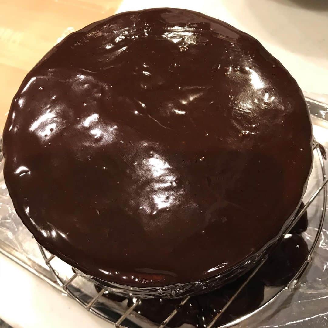 佐藤もも子さんのインスタグラム写真 - (佐藤もも子Instagram)「ザッハトルテ🍰🍫 オーストリアの伝統的なチョコレートケーキ🎂  初めて作ったよ〜❤️  思ってたよりも作りやすかったし グラサージュがドキドキして楽しかった〜😍💕 また作ろーっと♪  #お菓子作り　#おうち時間　#趣味　#好きなこと　#手作りお菓子　#ザッハトルテ　#チョコレート #チョコレートケーキ　#チョコ　#チョコ好きにはたまらない #グラサージュ　#バレンタイン　#sweets #cooking #chocolate #cake」1月10日 23時26分 - sato_momoco