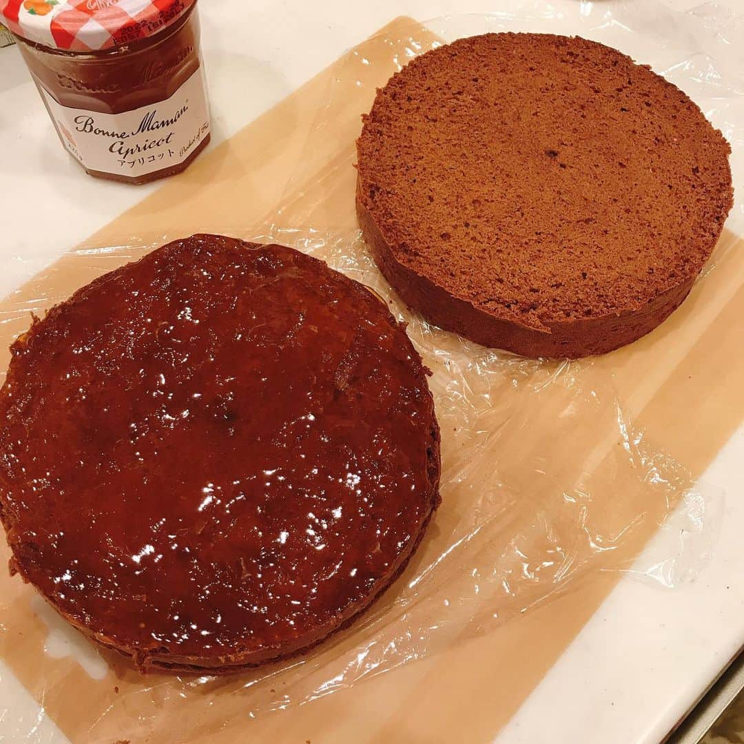 佐藤もも子さんのインスタグラム写真 - (佐藤もも子Instagram)「ザッハトルテ🍰🍫 オーストリアの伝統的なチョコレートケーキ🎂  初めて作ったよ〜❤️  思ってたよりも作りやすかったし グラサージュがドキドキして楽しかった〜😍💕 また作ろーっと♪  #お菓子作り　#おうち時間　#趣味　#好きなこと　#手作りお菓子　#ザッハトルテ　#チョコレート #チョコレートケーキ　#チョコ　#チョコ好きにはたまらない #グラサージュ　#バレンタイン　#sweets #cooking #chocolate #cake」1月10日 23時26分 - sato_momoco