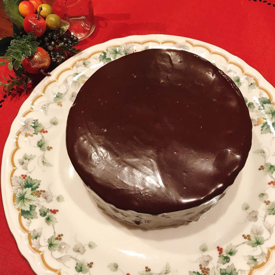 佐藤もも子さんのインスタグラム写真 - (佐藤もも子Instagram)「ザッハトルテ🍰🍫 オーストリアの伝統的なチョコレートケーキ🎂  初めて作ったよ〜❤️  思ってたよりも作りやすかったし グラサージュがドキドキして楽しかった〜😍💕 また作ろーっと♪  #お菓子作り　#おうち時間　#趣味　#好きなこと　#手作りお菓子　#ザッハトルテ　#チョコレート #チョコレートケーキ　#チョコ　#チョコ好きにはたまらない #グラサージュ　#バレンタイン　#sweets #cooking #chocolate #cake」1月10日 23時26分 - sato_momoco