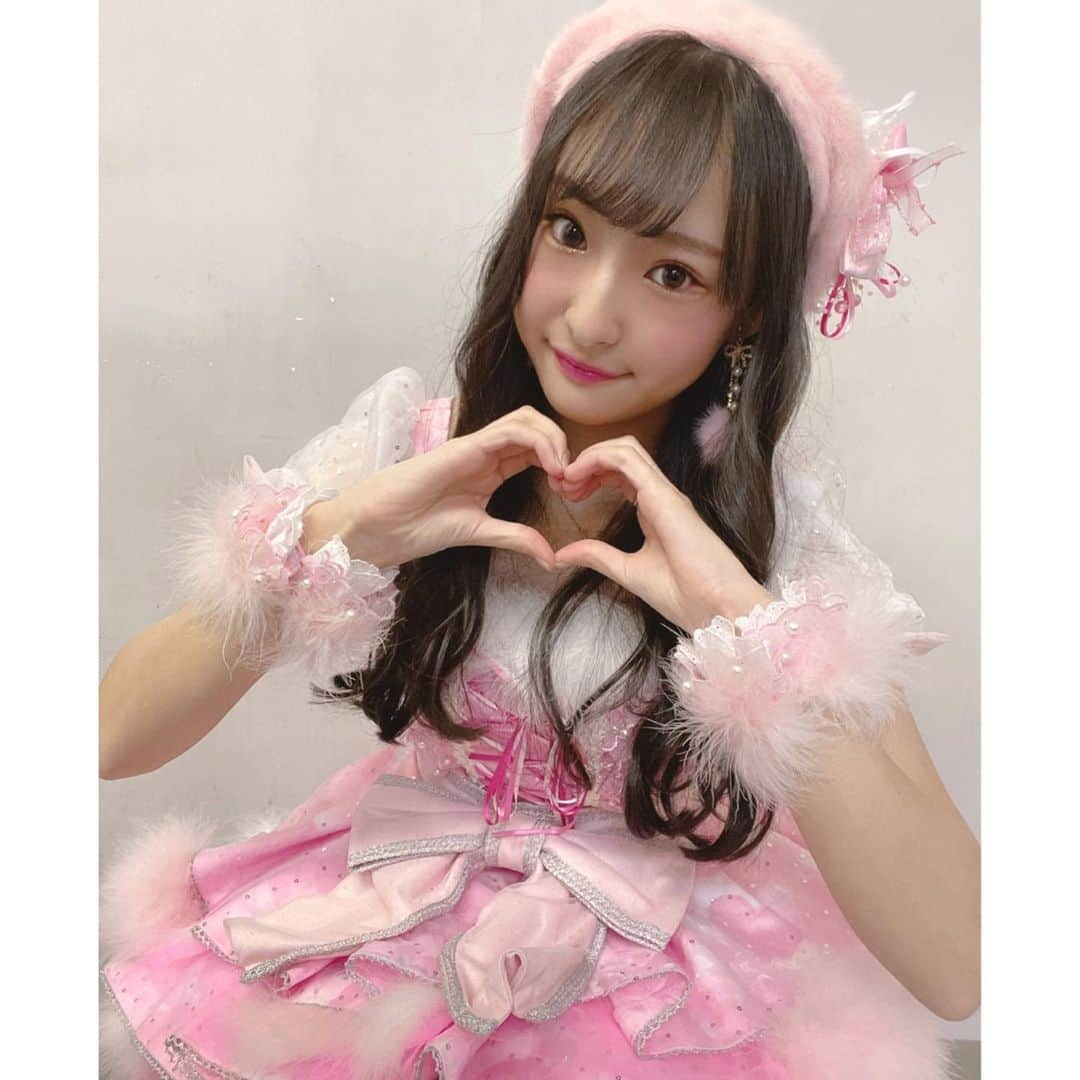 岡本怜奈さんのインスタグラム写真 - (岡本怜奈Instagram)「♡﻿ 生誕祭🎂﻿ ありがとうございました🎀💕﻿ ﻿ ﻿ 皆さんのおかげで最高な思い出になりました😌﻿ 宝物が又1つ増えてうれしい(*ˊ˘ˋ*)｡♪:*°﻿ 素敵な飾り付けなど、ありがとうございます🙏❤️﻿ ﻿ ﻿ 可愛くて大好きな「らしくない」の衣装で﻿ 「ハート型ウイルス」を歌ったよ🎤💉﻿ ﻿ ピンクのめっちゃ可愛いフリフリ衣装💗﻿ ずっと着てみたかったので、うれしかった～🥺﻿ ﻿ 改めて、15歳のれなもよろしくお願いします🙇‍♀️﻿ ♡﻿ ♡﻿ #nmb48 #岡本怜奈 #れなたん #生誕祭 #衣装﻿ #ピンク衣装 #アイドル衣装 #アイドル﻿ #ベレー帽 #happy #Instagood﻿」1月10日 23時29分 - renatan1222