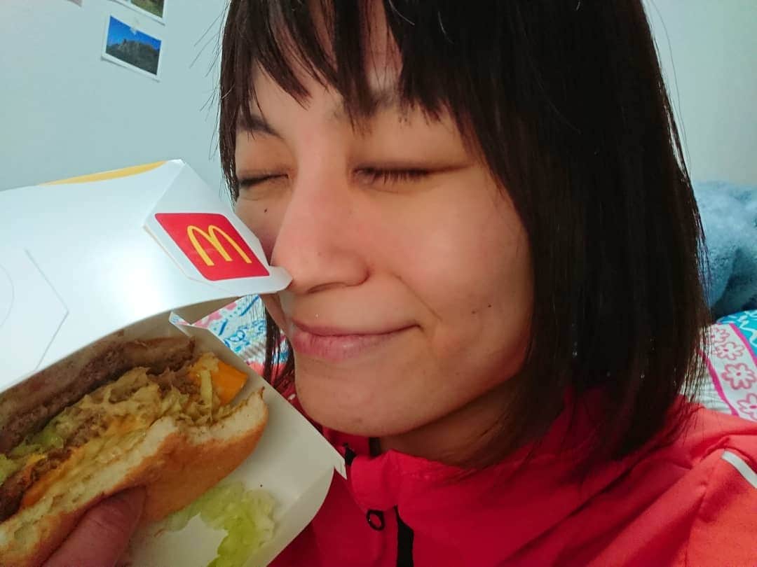 桜花さんのインスタグラム写真 - (桜花Instagram)「ランニング後、ビックマックセットをテイクアウト🍀🍀🍀 走って爽快です🌷そうかい、そうかい🐱🍀  プラマイプラス？かもしれないが 美味しさチョモランマ級🗻🗻🗻🌷  ランナーって、たまらんなー🍀  たまにはこんな日があっても、いいもんだp(^-^)q🌷  #ビックマック  #ビックマックセット  #ポテト #ハピピーン  #ランニング #running  #potato #走りと食事  #ランナー」1月10日 23時30分 - mountainohka