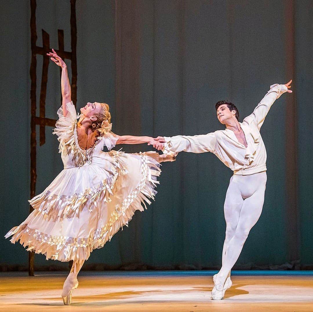 ロベルト・ボッレのインスタグラム：「Posted @withregram • @royaloperahouse Ashton-ishing news  For our Friday premiere next week, we're delighted to be streaming The Royal Ballet's Marguerite and Armand via our website! Frederick Ashton created the piece for Rudolf Nureyev and Margot Fonteyn in 1963 as a celebration of their unique dance partnership.  The narrative was drawn from the play La Dame aux camélias by Alexandre Dumas fils, which also inspired Verdi’s opera La traviata. Ashton concentrates the play’s tragic essence in choreography of great intensity – Fonteyn recalled that rehearsals for the work contained ‘a passion more real than life itself’.  This recording from 2017 stars @zenaidayanowsky alongside @robertobolle - watch via our website from 7pm UK time on 15 January!  #OurHouseToYourHouse」