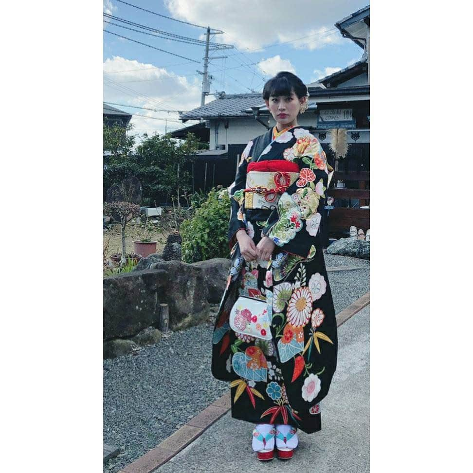 根岸可蓮さんのインスタグラム写真 - (根岸可蓮Instagram)「👘 和歌山で友達に久しぶりに会えました🥰 振袖の前撮りはまだできてないので、後撮りでちゃんと撮ってもらいたいな～✨ (撮影のみマスクはずしてます！😷) ※ ※ ※ #たこやきレインボー #たこ虹 #tacoyakirainbow #taconiji #根岸可蓮 #れんれん #Renstagram #アニメ好き #成人式  #新成人 #成人式2021 #成人式ヘア #振袖ヘア #着物ヘア #20歳 #二十歳 #着物 #振袖 #成人式振袖 #着物女子 #髪飾り #和歌山 #おはりばこ #れんれんドキドキでーす」1月10日 23時35分 - negishikaren_official