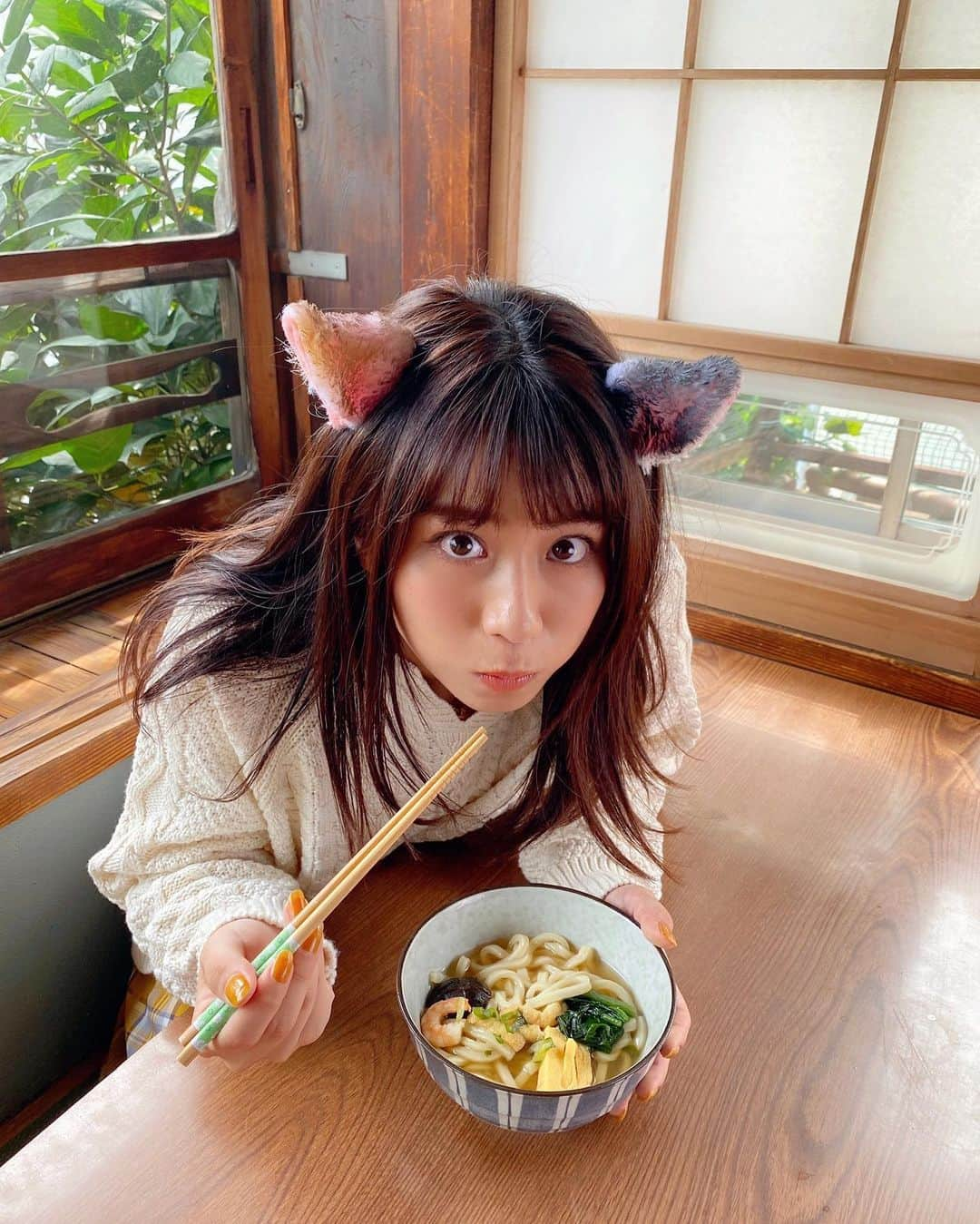 坂本遥奈さんのインスタグラム写真 - (坂本遥奈Instagram)「#猫にチカラ饂飩 撮影終わりは美味しく食べました🥢💓 そういえば、5年前に新春🌸開運アップのロケで ゲッターズ飯田さんとご一緒した時に 「30歳になったら麺類の社長になります。」って 言われたんだよなぁ〜 楽しみにしてるんだけど あと8ねん…？！🐣 @iidanobutaka  またお会いしたいなぁ🦸🏻🦸🏻 #猫」1月10日 23時37分 - haruna_sakamoto_official