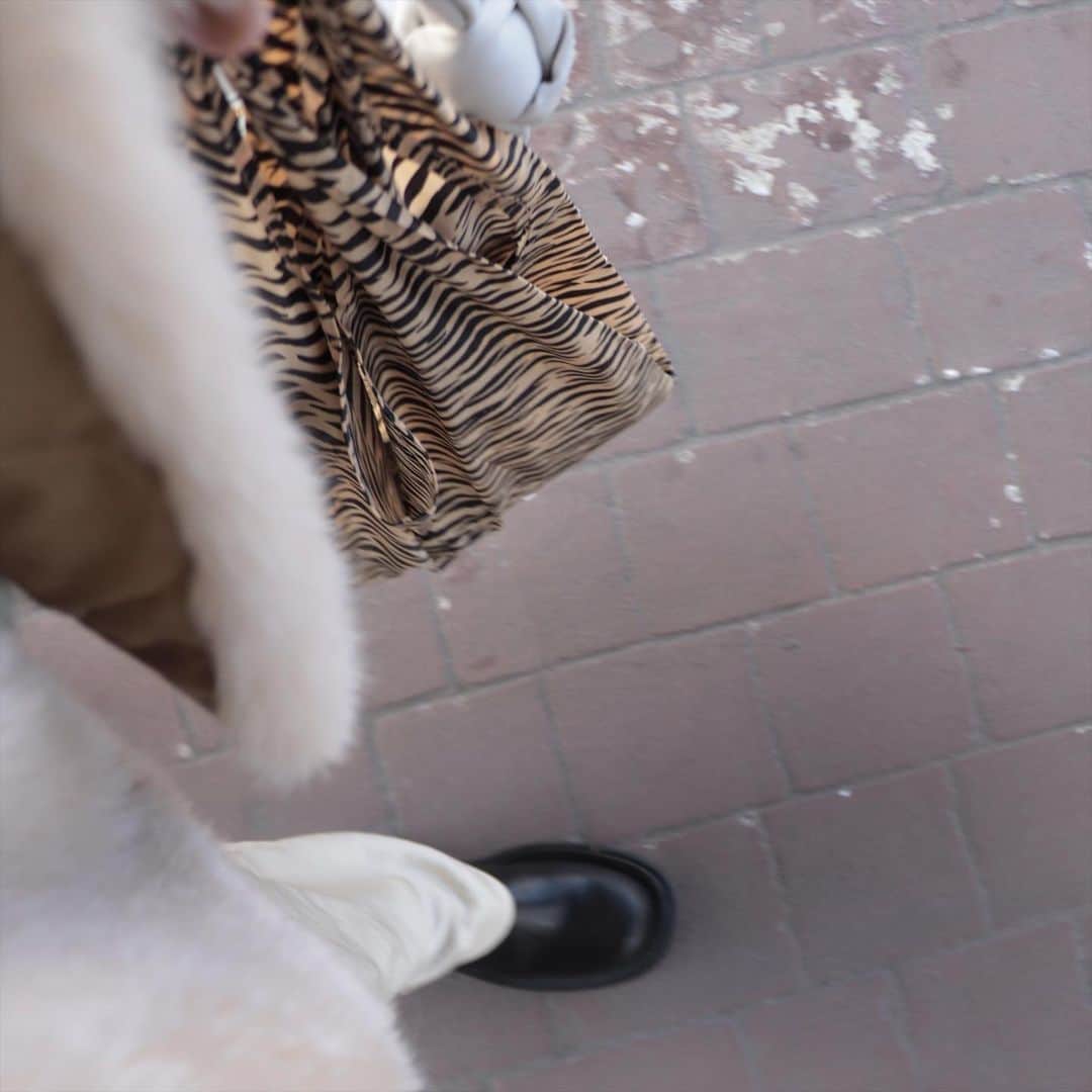 のインスタグラム：「. . ものすごく分かりづらいけれど お気に入りのBAGGU🐅 . . そう言えば去年の冬にお世話になった @trilogyproducts.jp のエブリシングバーム ふと思い出したので一昨日からまた使い始めたのですが やっぱりいい〜♡ 翌朝お肌しっとりつるんってなる✨ . 成分をよく見たらアーモンドオイルがベース。 BULYのフェイスクリームもアーモンドオイル配合だし、だから肌の調子が良くなるのね！と一人納得👏 缶にたっぷり入っていてコスパもいいですよ♡ . . . . #baggu #hyke #rokubeautyandyouth #newbottega #bottegaveneta #outfit #kuronekom4」