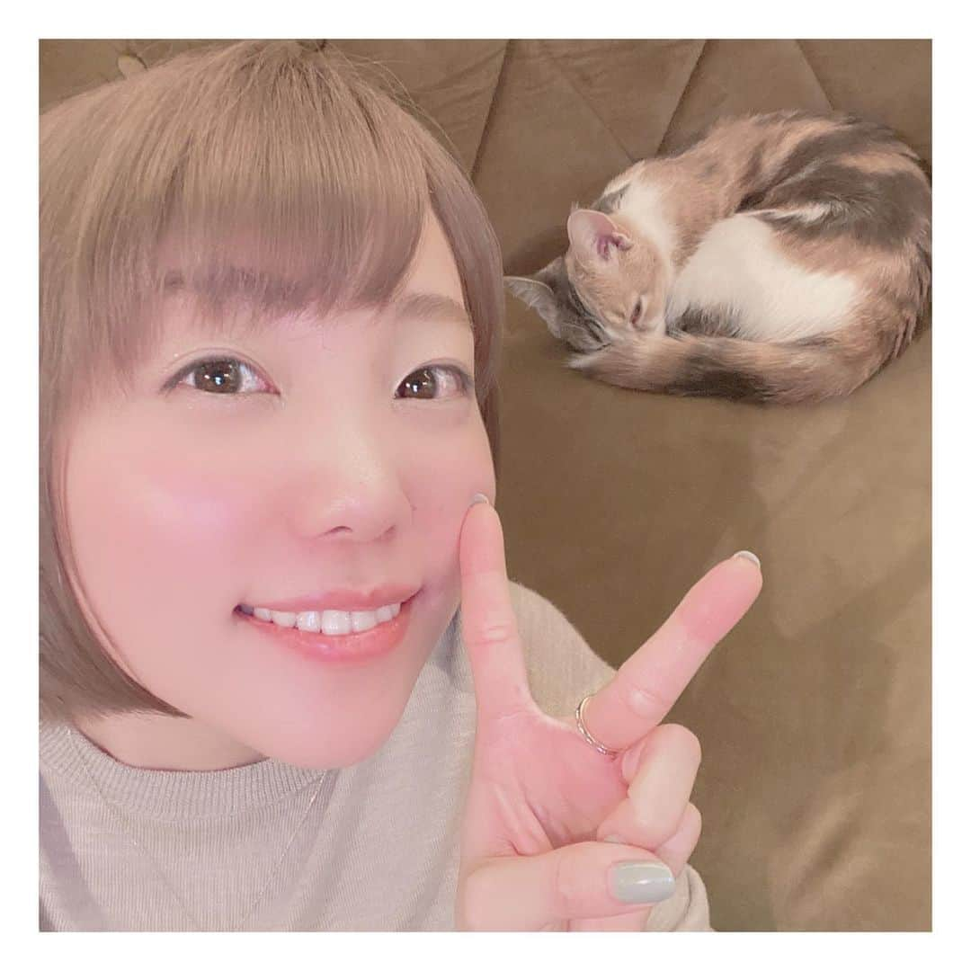 小原好美さんのインスタグラム写真 - (小原好美Instagram)「インスタライブ楽しかったです〜 観てくださった皆さんありがとう(●´人｀●)  今年も皆さんに楽しんでもらえるようお仕事頑張るね。 そしてお互い健康に気をつけながら頑張っていきましょう  皆さんが応援してくれているのと同じように 私もみなさんのこと応援していますよ＾＾  改めて今年もよろしくね！  #みんなでおうち時間 #楽しかったよ！ #ありがとう #ココラジグッズよろしくお願いします #コメントありがとうねぇ」1月10日 23時42分 - konomi_kohara0628