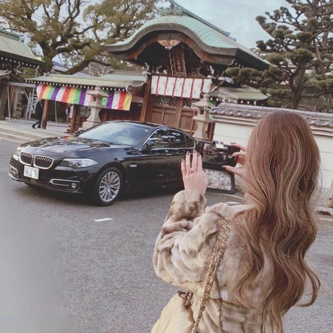 のインスタグラム：「・ ・ 【車お祓い🏎】 東京⇄大阪間の移動もあり、 1年間の走行距離は2万キロ以上でした💡 ・ #成田山不動尊 で車のお祓い🏎 昨年は西宮成田山、今年は大阪成田山です。 ちなみに大阪成田山は、日本で初めて人車一体の交通安全を祈念したお寺！ ・ お祓いのおかげか？ 夜の高速の追い越し車線で遊んでいたアライグマ一家（5匹）をギリギリ轢かずに済んだことも。。🦝🦝🦝🦝🦝 ・ 夕方に行ったからか人もほぼおらず😊 一番前の真ん中で車中からお祓いを受けることができました💡 ・ 今年も事故なく運転できますように🙏✨ ・ ・ ・ #交通安全 #車のお祓い #愛車 #車好き女子 #bmw #ブラックサファイヤ #成田山不動尊 #初詣 #大阪成田山 #西宮成田山 #ドライブ好き #車好き #運転好き #インナーカラー #ハイライト #ロングヘア #えべっさん #西宮神社 #car #⛩ #🏎ふ」