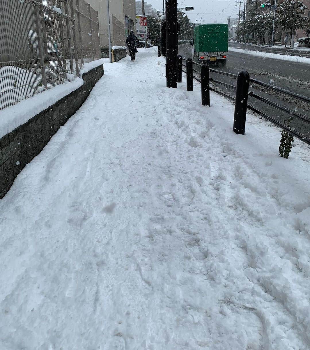 荒生暁子さんのインスタグラム写真 - (荒生暁子Instagram)「長崎は雪で真っ白 車は危ないので 30年ぶりチンチン電車に乗りました  乗車賃 一律130円でどこまでも行ける  故郷の良さを再認識 #長崎 #長崎電気軌道  #雪の長崎」1月10日 23時47分 - akikoarao0904