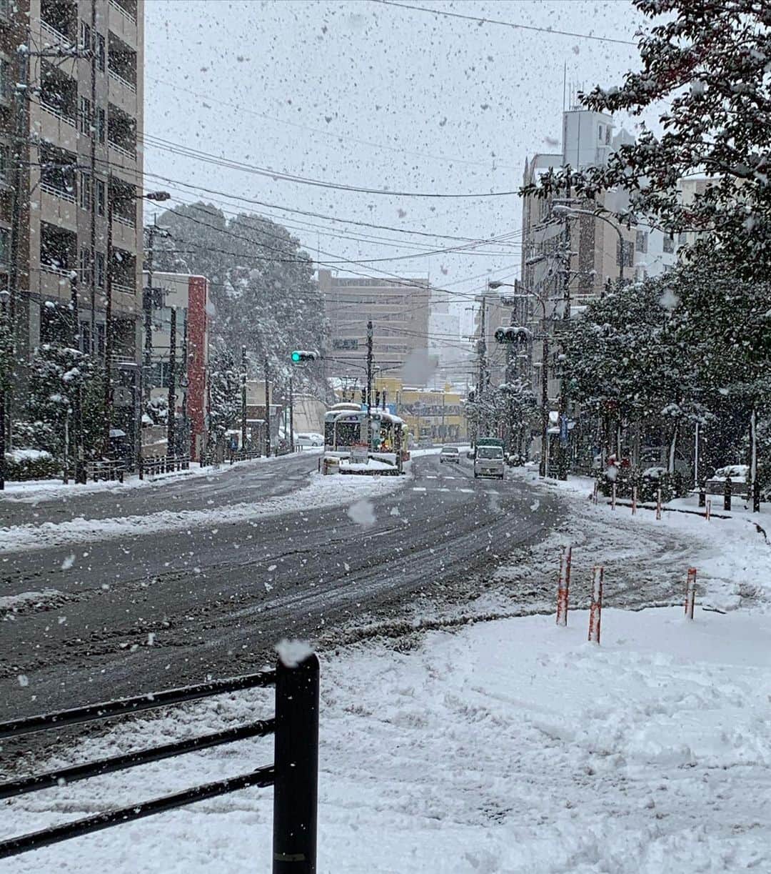 荒生暁子さんのインスタグラム写真 - (荒生暁子Instagram)「長崎は雪で真っ白 車は危ないので 30年ぶりチンチン電車に乗りました  乗車賃 一律130円でどこまでも行ける  故郷の良さを再認識 #長崎 #長崎電気軌道  #雪の長崎」1月10日 23時47分 - akikoarao0904