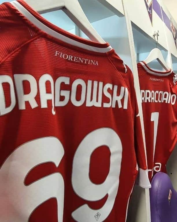 ACFフィオレンティーナさんのインスタグラム写真 - (ACFフィオレンティーナInstagram)「Changing room ready ✅  #ForzaViola 💜 #FiorentinaCagliari #ACFFiorentina #Dragowski #Pezzella #SerieA」1月10日 23時47分 - acffiorentina