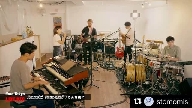 神佐澄人のインスタグラム：「去年9月に収録したSuzuki Tomomiさんのライブが映像コンテンツとして発売される模様！ この時は半年ぶりのバンド演奏をひたすら噛みしめてたなぁ。。 またそんな日が絶え間なくやってきますように！  #Repost @stomomis with @get_repost ・・・ 💡映像コンテンツ発売日決定💡  『Suzuki Tomomi Special Band Set』 バンドライブ映像（33分FHD）＋写真ポストカード　 発売日 1/20(水) ¥2000(税込)  ※ BASEにてお求め頂けます  豪華メンバーはこちら◯ Dr. 橋谷田真　@makoto.hashiyada  Gt&Cho. 植田浩二 Ba. 浜崎賢太 Key. 神佐澄人  @kanzasumito   録音　@tkfmnkmr  映像　@haruotakimoto   やっとお披露目できる、、笑 新曲3曲含む計7曲です◯楽しんでもらえるかと思います〜 これからちょいちょい小出しにしていきますね☺️  #弾き語り女子  #バンド  #ライブビューイング  #配信告知 #女性ssw」