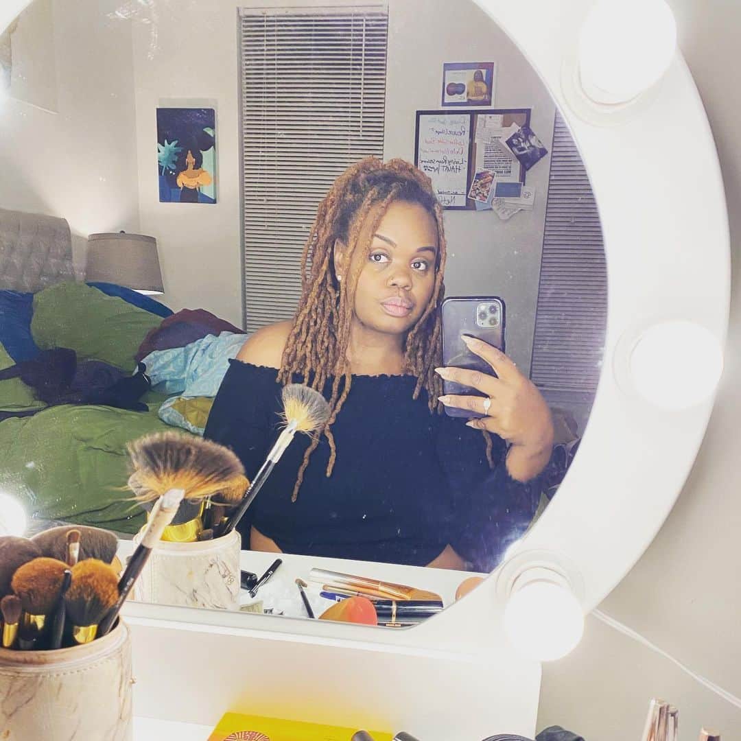 アシュリー・ヘイズのインスタグラム：「The world is a crazy place, so here’s some evidence that I’m here and so is my family. That’s something to be grateful for. Also grateful for my new living room furniture.」