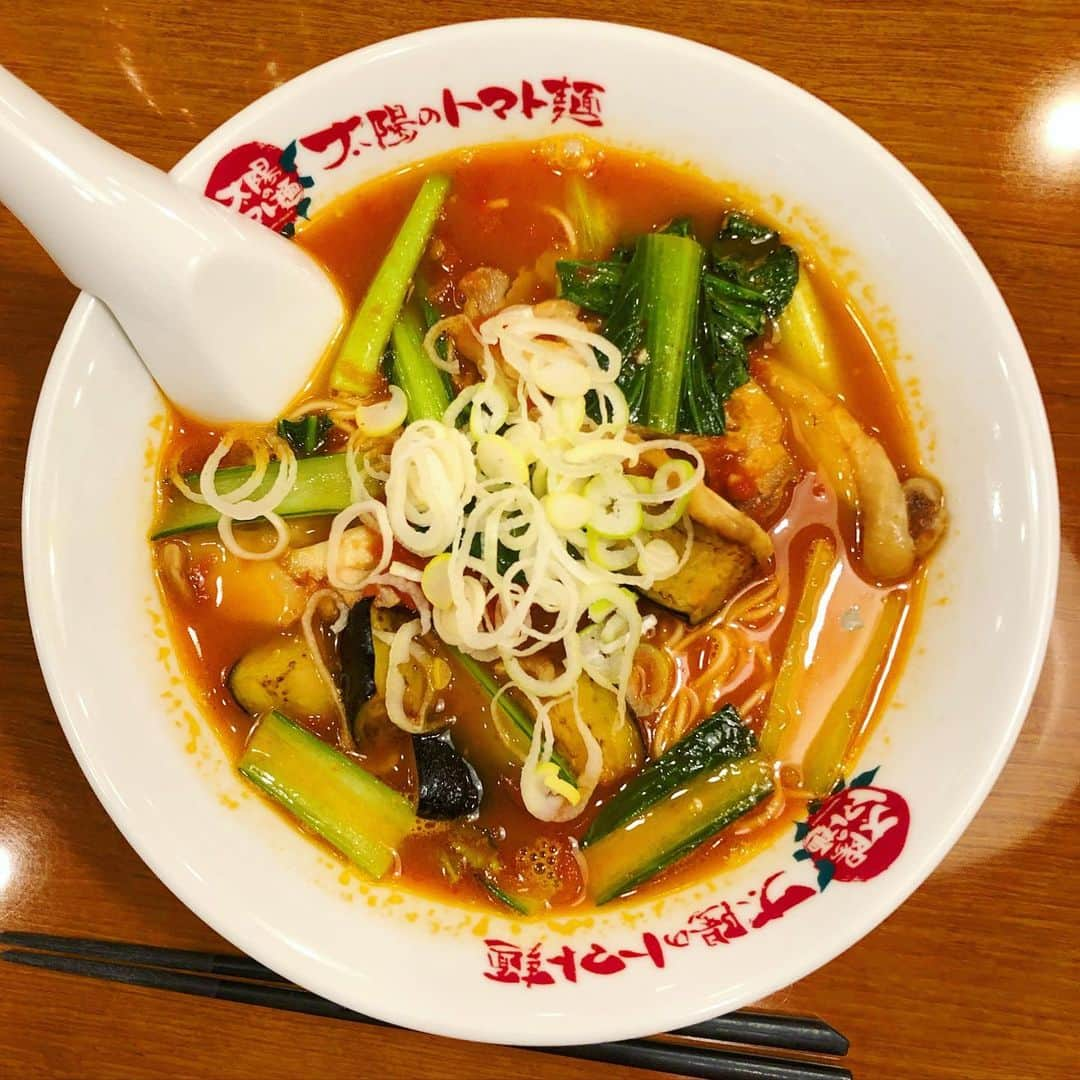 岡田育さんのインスタグラム写真 - (岡田育Instagram)「It’s not traditional but my favorite, Japanese-style Italian-taste tomato ramen noodles. . 講談社の向かいに太陽のトマト麺まだあった！ 四谷店なくなってしまったので羨ましい、私が社員なら日参するね。もうずっと茄子派、時々えびクリーム。 @taitomajapan #太陽のトマト麺」1月10日 23時50分 - okadaic