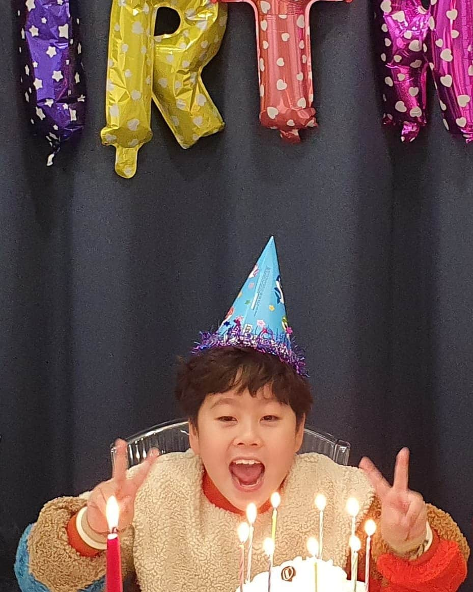 イ・グァンギさんのインスタグラム写真 - (イ・グァンギInstagram)「1월12일..... 오늘 주일이라 미리 생일 상을 준비했습니다. 준땡이의 10번째 생일입니다.  메말랐던 우리 가정에 빛처럼 다가온 선물 같은 아이!!  2010년1월12일 아이티 지진 이후 아이티 방문...그리고 그곳에 희망을 보게 해주웠고...  항상 시들어가고 꽃 피지 않을것 같던 우리 가정에 기적들이 생겼습니다.  보지 못했던 곳을 바라 볼수 있게 해주시고 죄책감을 감사함으로 슬픔을 기쁨으로 생각 하고, 행동 할수 있게 해주신, 하나님께  매일 매일 감사하며 기도합니다.  2021년은 또 특별하게 용기 내어 책을 준비했습니다.  책 표지 디자인이 나와서  sns 친구님들에게 먼저 소식을 전합니다. 제목은  "내가 흘린 눈물은 꽃이 되었다"입니다. 1월12일 출간 예정입니다.  준비하는 동안 함께 준비 해주신 다연출판사 가족 여러분과 함께 기획해준 박지은 동생!! 월드비전가족들. 함께 기도 해준 동료선후배님. 아내와 가족들  하늘에서 항상 나에게  선물 주라고 하나님께 애교 부리는  천사 석규!!! 모두에게 감사드립니다  #1월12일#아이티#준땡이생일#생일#책출간#내가흘린눈물이꽃이되었다#다연출판사#이광기#감사#축복#광끼채널」1月10日 23時50分 - lee_kwang_gi