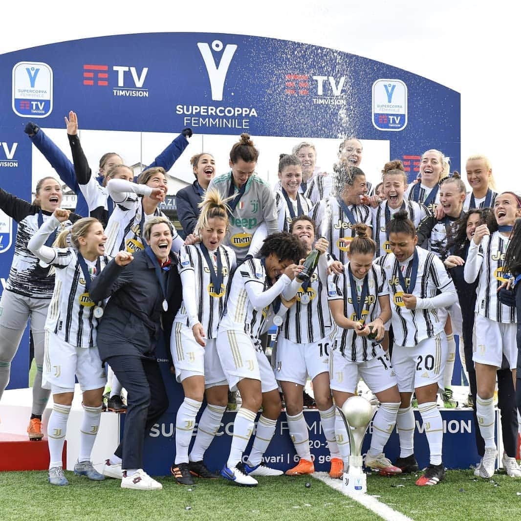 ユヴェントスFCさんのインスタグラム写真 - (ユヴェントスFCInstagram)「𝙊𝙐𝙍 #𝙎𝙐𝙋𝙀𝙍𝙒𝙊𝙈𝙀𝙉 𝘿𝙊 𝙄𝙏 𝘼𝙂𝘼𝙄𝙉!!!! ⚪️⚫️👏  #JuventusWomen #JuveFiorentina #ForzaJuve」1月10日 23時53分 - juventus