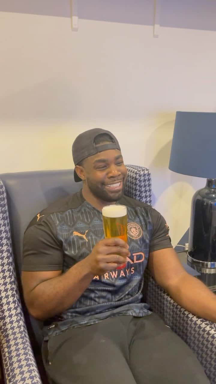 マイカ・リチャーズのインスタグラム：「Matchday setup...  👕City kit on 🍗Chicken wings at hand 🍺 Perfect pint of #Budweiser poured from @perfectdraftuk   Come on boys onto the next round we go! #ad」