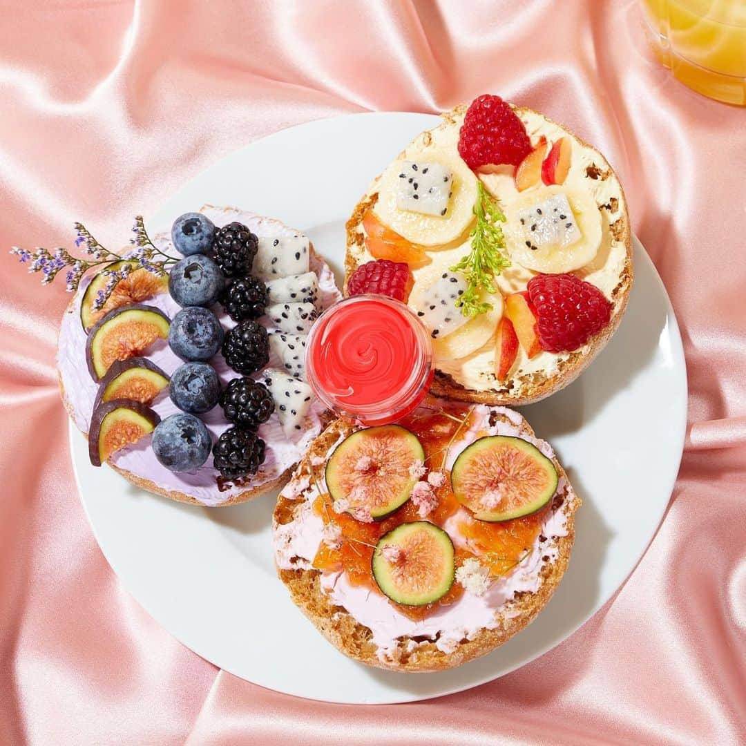 Tarte Cosmeticsさんのインスタグラム写真 - (Tarte CosmeticsInstagram)「Spread the love 😉🍓 What’s your go-to breakfast?! Reminder to keep your pout hydrated for 12-hrs long with our @Awakeskin moisture balm daytime vegan lip mask. #crueltyfree #bottledbeautysleep #awakebeauty」1月11日 0時05分 - tartecosmetics