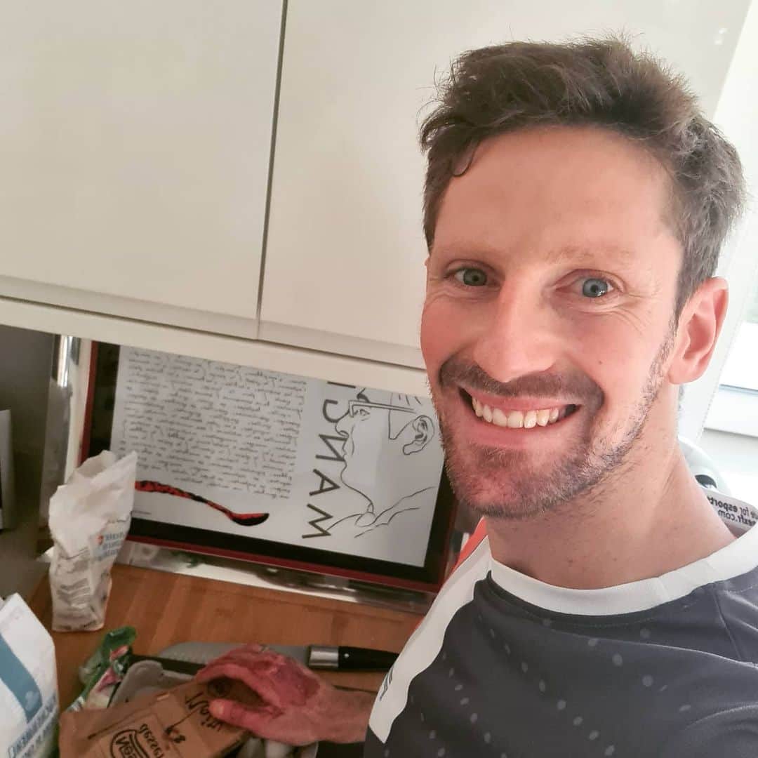 ロマン・グロージャンのインスタグラム：「Marion & the kids are in the mountains, so I'm cooking them a nice chocolate cake for when they are back. Can't go in the cold with my hands yet... #dadslife #cooking #chocolatelover」