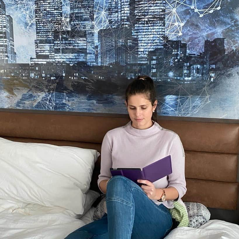 ユリア・ゲルゲスさんのインスタグラム写真 - (ユリア・ゲルゲスInstagram)「Sundays 🥰🙋🏻‍♀️📚  . . Sundays are for relaxing and refreshing the mind and body ahead of a new week. I like to read on Sunday’s, what do you like to do to relax? . Sonntage nutze ich zum Entspannen - dem Geist und Körper Erfrischung vor der neuen Woche geben.  Ich lese sehr gerne am Sonntag- was macht Ihr am liebsten am Sonntag um Euch zu entspannen?」1月11日 0時01分 - julia.goerges