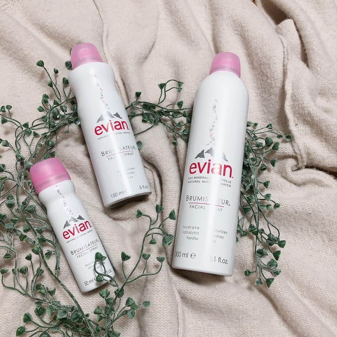 lily112988さんのインスタグラム写真 - (lily112988Instagram)「: #skincare . . 200年以上の歴史がある @evianwater   フェイシャルスプレーがあるのを知って 年末から使い始めてます🤍  フレンチアルプス生まれの ナチュラルミネラルウォーターは 肌のターンオーバーに欠かせない カルシウムイオンを豊富に含んでいて その後に使う化粧品の 浸透をサポートしてくれるんだって🤍  こまかーーーい微粒子のスプレーだから シューッとするだけで 肌にぴたっと密着する感じ！  洗顔後の導入化粧水として 使い始めたけど スプレータイプだから 置き場所に困らないし ササッと使えて便利🎶  老若男女問わず使えるから 子供達も お風呂から出る前にしゅー！ 実家に持っていったら大好評で 1本略奪されたので☜ 今頃ジジババもしゅーっとしてます😂  洗面所には大きいボトル メイクスペースには真ん中の バッグには小さいのを入れて いつでも使えるようにしてます🤍 . . . #evian #エビアン #導入化粧水 #導入化粧液 #プチプラ #プチプラスキンケア #プチプラ化粧品 #プチプラコスメ #敏感肌 #コスメ #お気に入りコスメ #プチプラコスメ #cosme #beauty #モデル #読者モデル #ママモデル #beautyまとめ #美容 #美容好きな人と繋がりたい」1月11日 0時01分 - lily112988