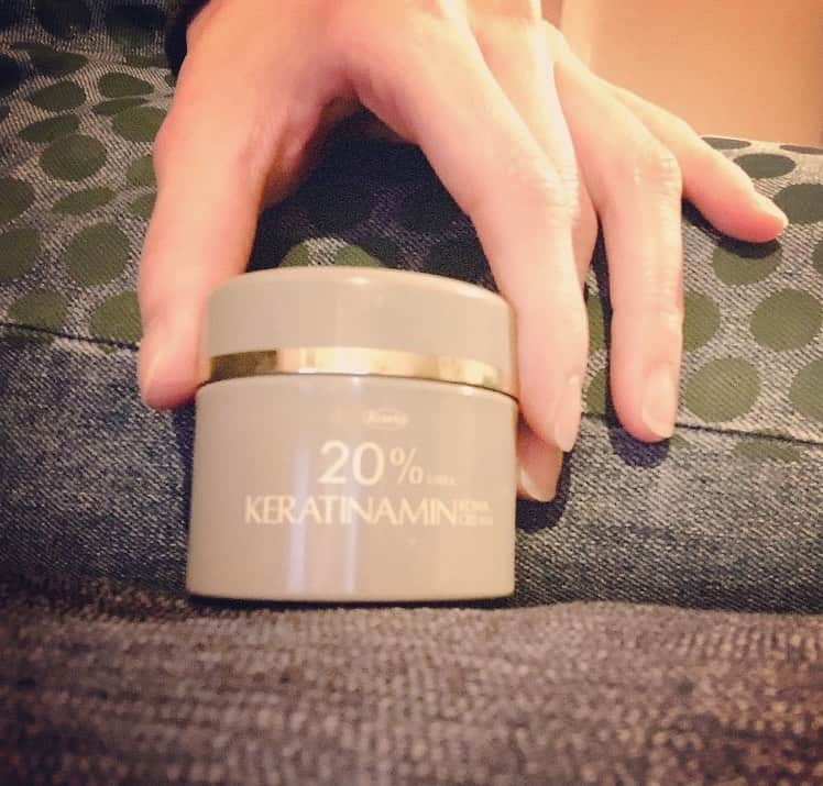 大月さゆのインスタグラム：「本格的な冬が訪れると ﻿ 私のハンドクリームはこの一択になる﻿ ﻿ ありがとうケラチナミン﻿ ﻿ いい薬です。(それは太田胃酸)﻿ ﻿ ﻿ ﻿ #グッバイかさかさ #ハローすべすべ #ケラチナミン」