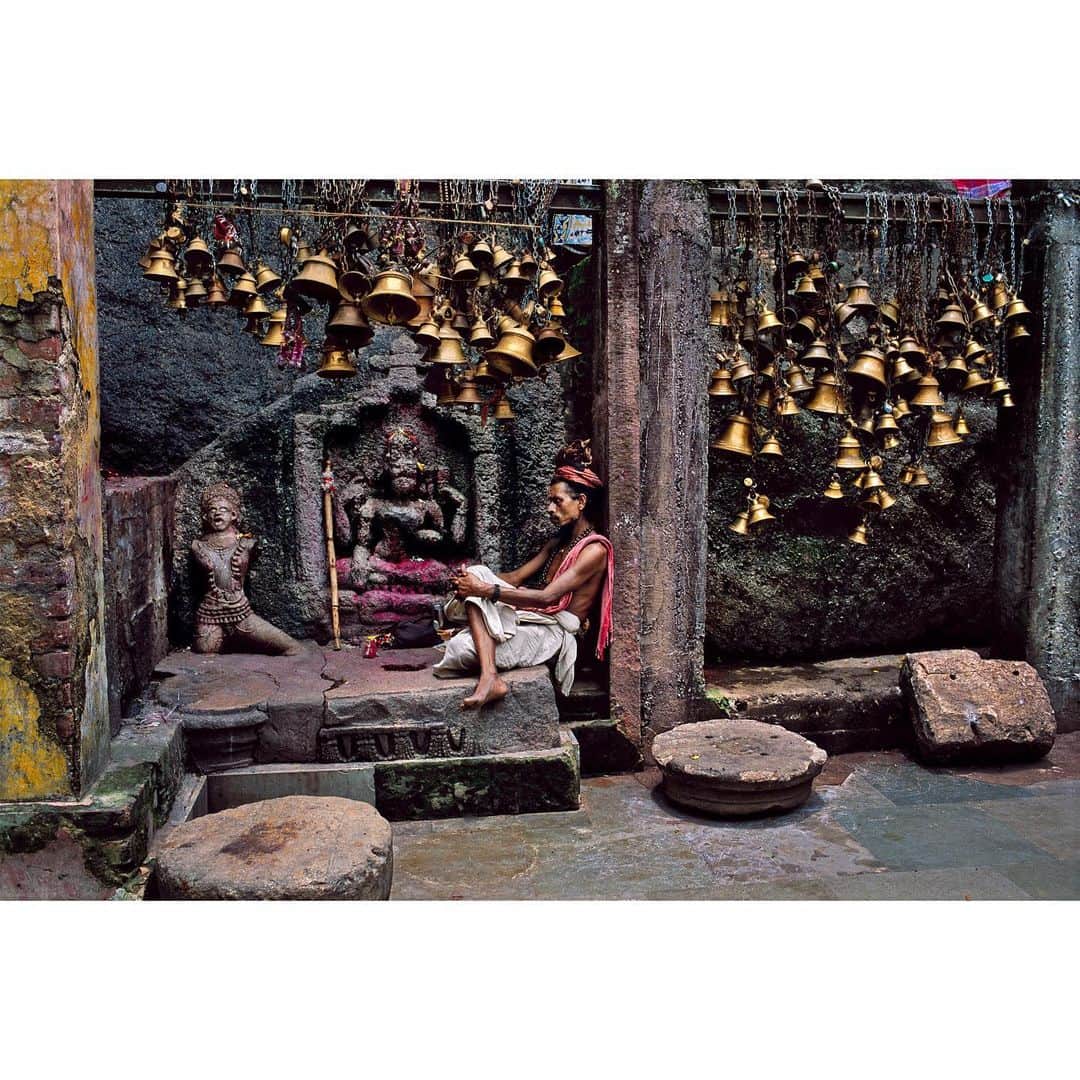 スティーブ・マカリーさんのインスタグラム写真 - (スティーブ・マカリーInstagram)「I photographed this man at the Kamakhaya temple in Guwahati, #Assam. The peacefulness of the man dozing against the pillar is in sharp contrast to the hundreds of bells that surround him. #India, 2001.  #SteveMcCurry #SteveMcCurryIndia」1月11日 0時04分 - stevemccurryofficial