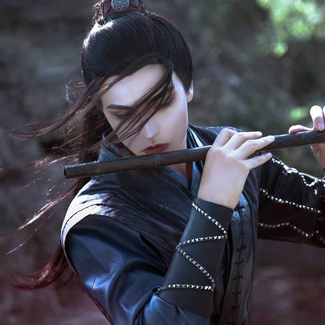 Gesha Petrovichのインスタグラム：「One of my fav photoshoots in 2020 xD Step by step we close to new photobook 😌🙏 im so excited and you?🤤😤  Yiling Laozhu / Wei Wuxian The Untamed  Ph @lucreciacosplayer ,@diemaru  Re @harridana  Wig @geshacos  COS @uwowo_cosplay @uwowocosplay   #theuntamed #untamed #wwx #weiwuxian #yilingpatriarch #mdzs #modaozushi #malecosplay #makeupartist #mxtx #novel #wangxian #bl #blackpink」