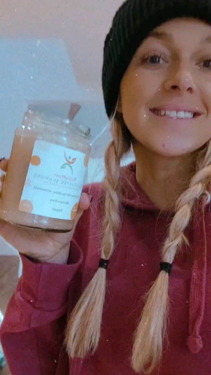 トニア・コーチのインスタグラム：「My snack after a long walk with touch of health. @nutramoss provides 92 minerals . I add it to my smoothies for that extra health kick.  I add Oats and Greek yogurt to the smoothie if I have it for breakfast, but today its just a quick and easy snack 😋  yummy !」