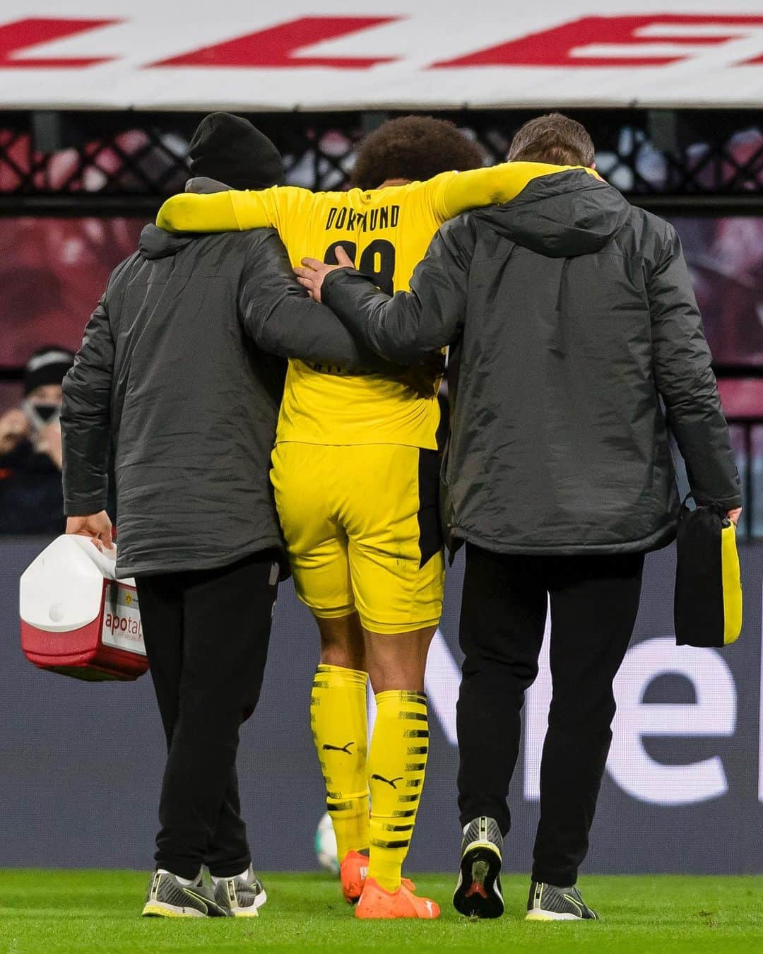 ボルシア・ドルトムントさんのインスタグラム写真 - (ボルシア・ドルトムントInstagram)「Borussia Dortmund wird in den kommenden Monaten auf Axel #Witsel verzichten müssen. Der belgische Nationalspieler hatte bei #LeipzigBVB ohne Fremdeinwirkung die Achillessehne gerissen. Gute und rasche Besserung, Axel! 🙏」1月11日 0時08分 - bvb09