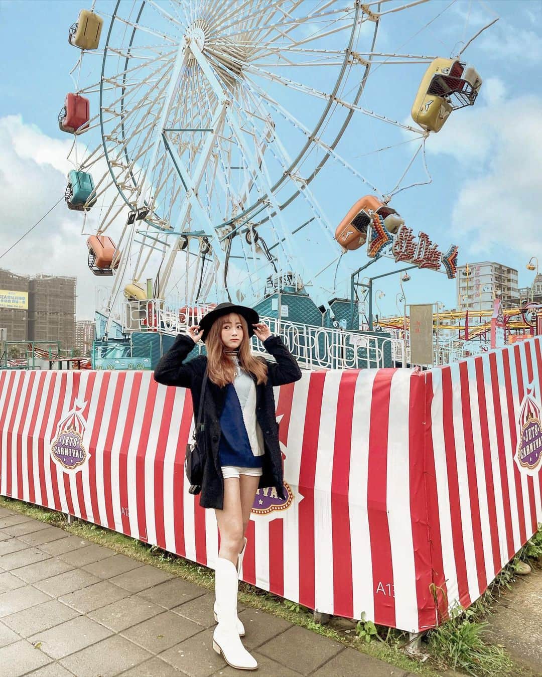 徐薇涵（Wei Han Xu）のインスタグラム：「我終於來了～🎡🎠 還好 @jetscarnival 好評不斷 延長到3/1囉🎈 讓我可以跟姐妹們一起來玩耍 不管是遊樂設施還是攤位都很有趣🤡 老闆說美國的嘉年華一定要吃 歡弄蛋糕 🧁不然不算是來嘉年華😳 特別原汁原味的搬來台灣😋 ㄟ～很好吃餒 口感有點像雙胞胎尬甜甜圈  （灑上糖粉部分） 活動倒數中大家快揪姊妹、男友一起去吧🥰 #Funnelcake #jets嘉年華 #outfit #海豚穿搭」