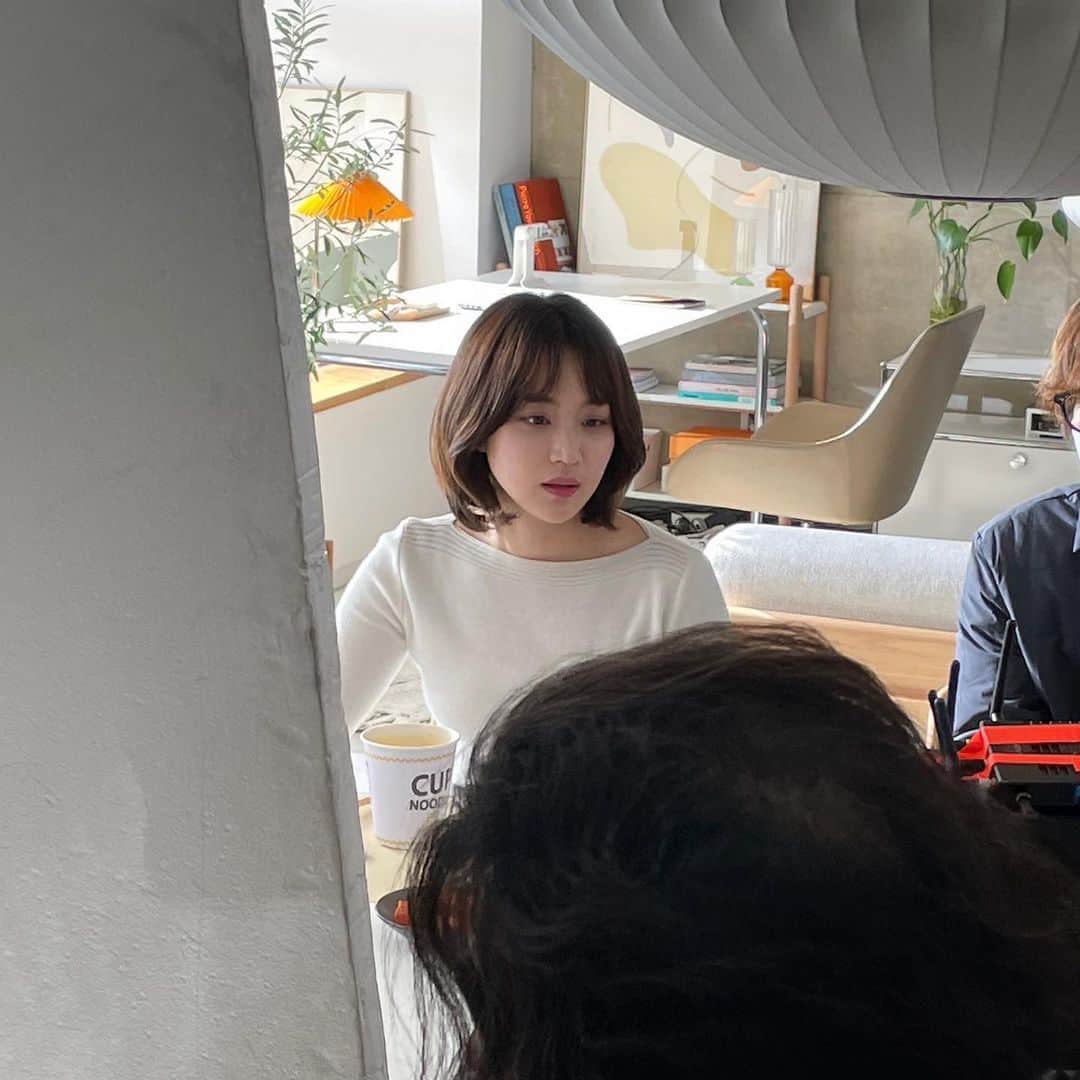 チョン・ユミンのインスタグラム：「훈훈하고 즐겁던 촬영장 뒷 이야기-  #CUCKOO inspure 100℃ 끓인 물 정수기 ☕️🍜🔥💕 #광고」