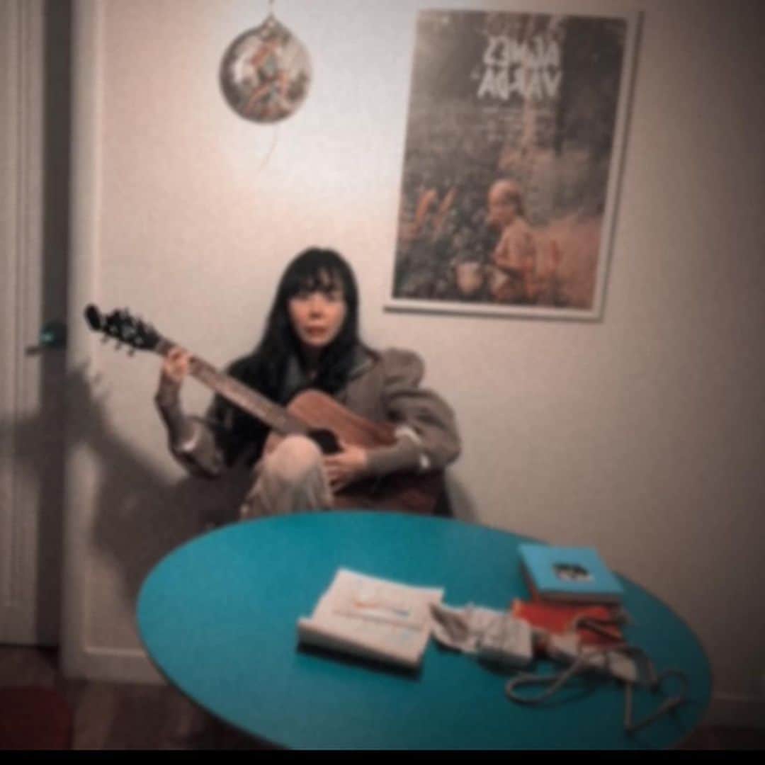のインスタグラム：「when the darkness closes in」