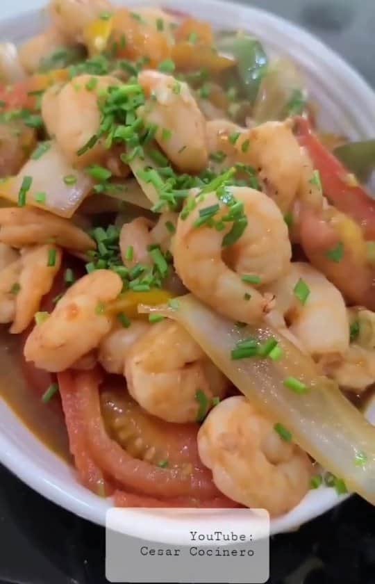 Cesar Gonzalez Cocineroのインスタグラム：「Listos en 7 minutos 😁  Ingredientes:  500 g de Camarones 1 Cebolla grande 1 Pimentón Rojo pequeño 1 Pimentón Amarillo pequeño 4 Tomates  Salsa de Pescado (opcional) Salsa de Ostra (opcional) Caldo de Verduras o de Pescado Vinagre Blanco o Vinagre de Vino Cilantro Cebollín  Ciboulette Salsa de Soya Aceite Sal Pimienta」