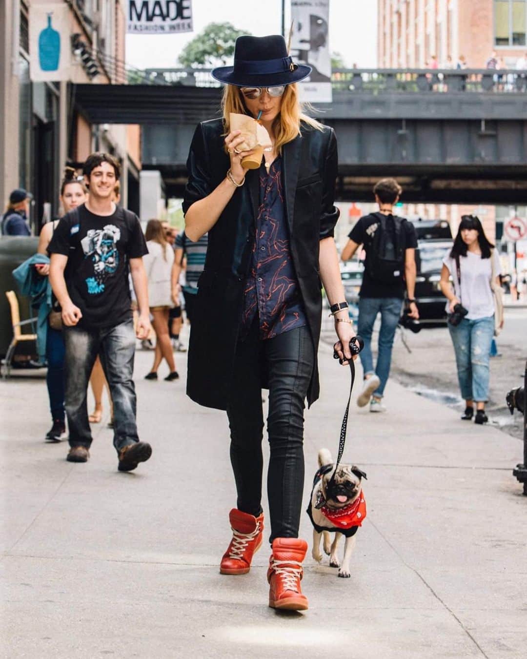 スヴェア・ベルリーのインスタグラム：「Sunday snack time, I miss the @bluebottle New Orleans coffee 😩」