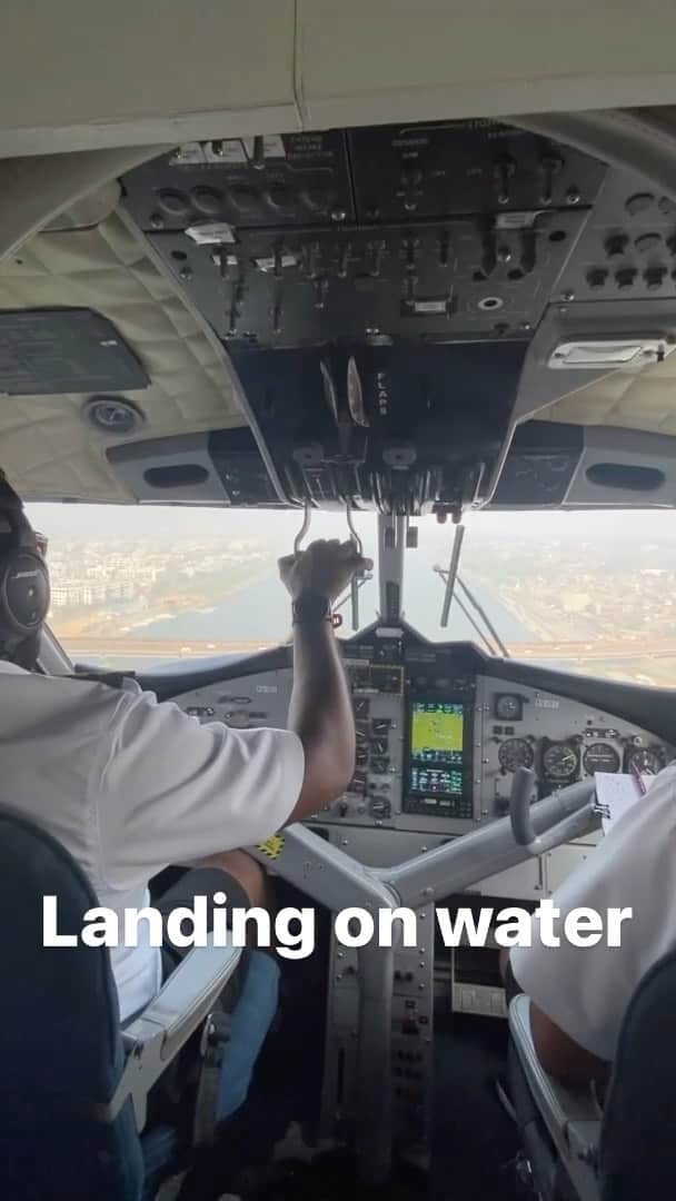 Gaurav Tanejaのインスタグラム：「My first seaplane landing experience  #flyingbeast #travel #aviation @gujarattourism」