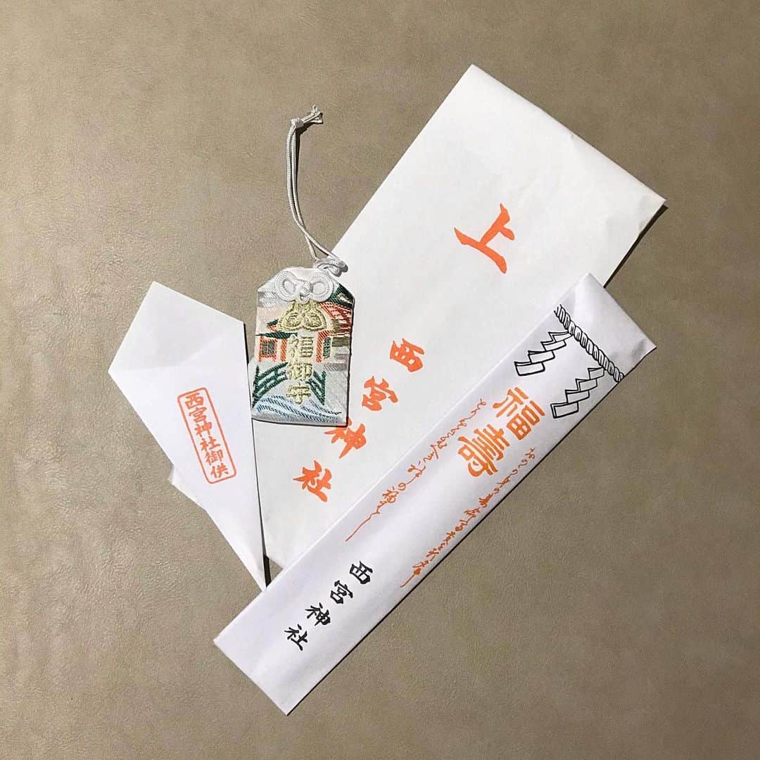 桂のインスタグラム：「毎年、西宮神社から頂くバースデープレゼント的な。  #birthday #nishinomiyashrine #webisu #ebisu #nishinomiyaebisu #celemony #誕生日 #誕生奉告祭 #身体堅固 #家内安全 #ご祈願 #西宮神社 #日供講社 #ゑびす #えびす #ゑべっさん #えべっさん #福御守 #福壽箸 #御供」