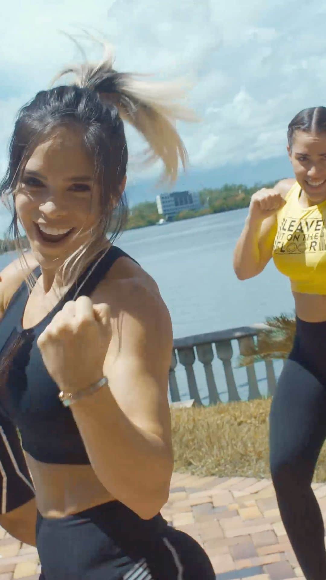 Michelle Lewinのインスタグラム：「This year, I’m choosing STRONG Nation as my go-to HIIT workout. 💪Their custom music matches every move perfectly to the beat, so I stop counting reps! I can really feel the difference, the music motivates me to keep pushing past my limits and the results come with it🔥 You can try the program for FREE with their new 10-minute demo: @wearestrongnation」