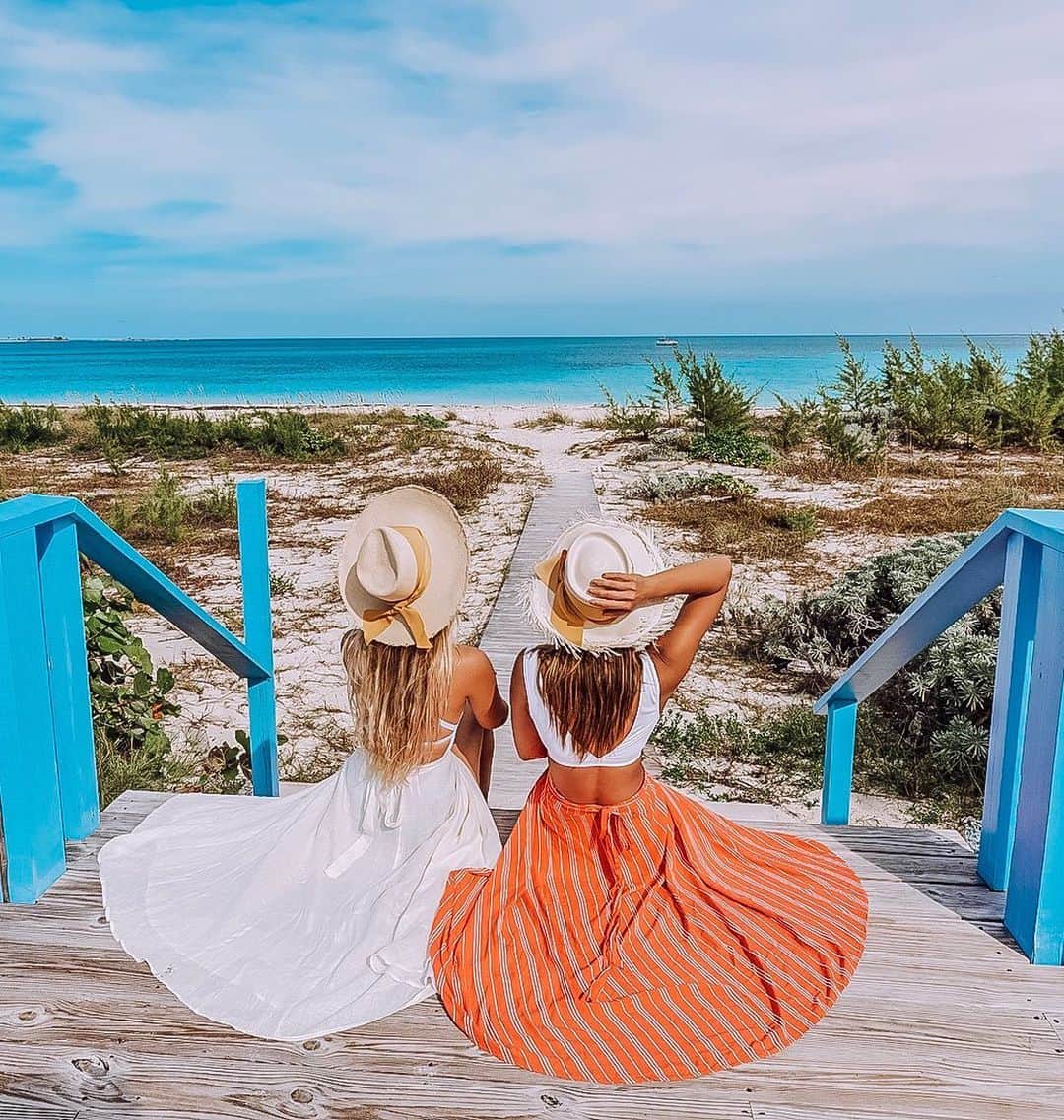 サシャ・カリスのインスタグラム：「Sunday funday! Having a relaxing day on the beach and reading my book 📖 on the porch... 💦」