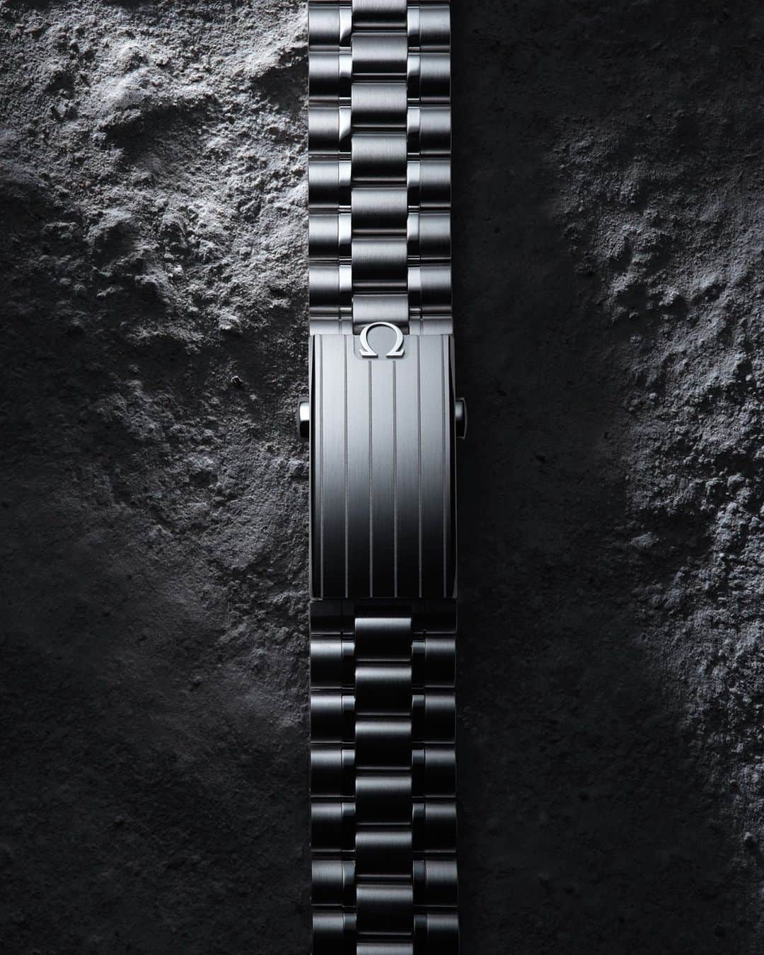 オメガさんのインスタグラム写真 - (オメガInstagram)「#Moonwatch The updated bracelet for the #Speedmaster Moonwatch is built with a five-arched-links-per-row design.」1月11日 1時00分 - omega